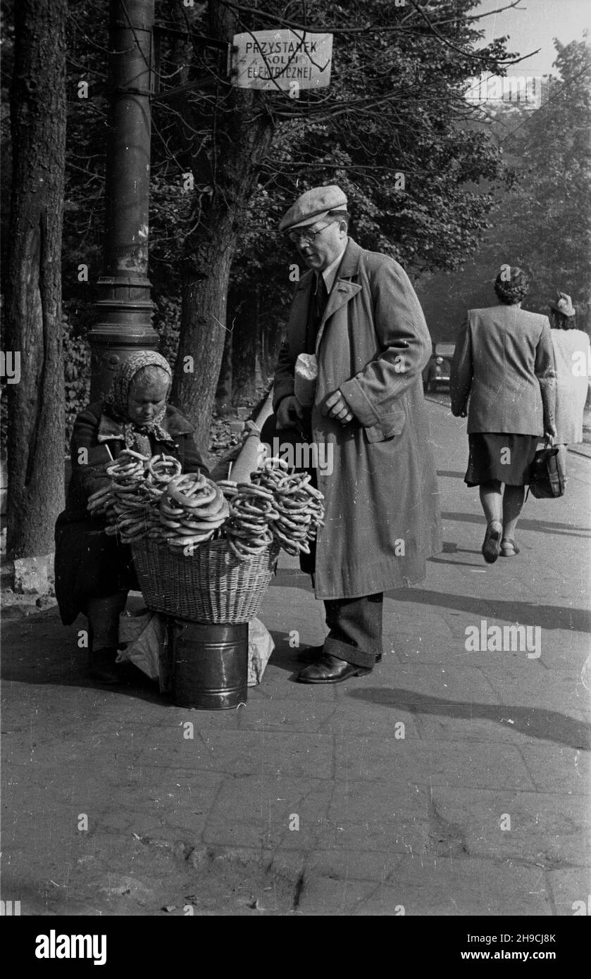 Kraków, 1947-10-08. Kobieta handluj¹ca obwarzankami na Plantach. wb/gr  PAP      Cracow, Oct. 8, 1947. A woman selling bagels in the Planty park.  wb/gr  PAP Stock Photo
