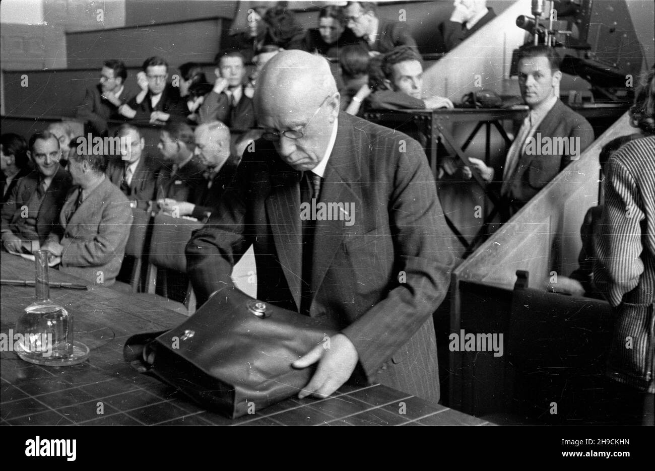 Kraków, 1947-10-09. Pierwszy dzieñ Zjazdu Miêdzynarodowej Unii Fizyki Czystej i Stosowanej odbywaj¹cego siê w dniach 9-11 paŸdziernika. Konferencja w auli Uniwersytetu Jagielloñskiego poœwiêcona promieniowaniu kosmicznemu. Nz. prof. C. Clay z Amsterdamu, który przewodniczy³ obradom zjazdu. wb/gr  PAP      Cracow, Oct. 9, 1947: The first day of the Congress of the International Union of Pure and Applied Physics held on Oct. 9 to 11. A conference at the Jagiellonian University on cosmic radiation. Pictured: prof C. Clay from Amsterdam (left) who chaired the congress.  wb/gr  PAP Stock Photo