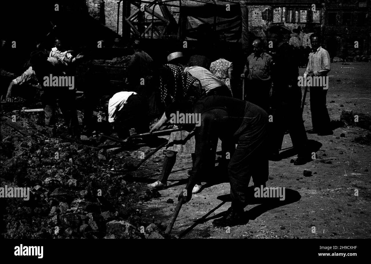 Warszawa, 1947-09-01. Spo³eczna akcja Miesi¹c Odbudowy Warszawy. Nz. pracownicy sto³ecznych fabryk i urzêdów przy odgruzowywaniu Rynku Starego Miasta. po/ms  PAP      Warsaw, Sept. 1, 1947. The Month of Warsaw Reconstruction action. Pictured: Warsaw residents and workers and employees from Warsaw production plants and offices remove rubble from the Old Town Market.   po/ms  PAP Stock Photo