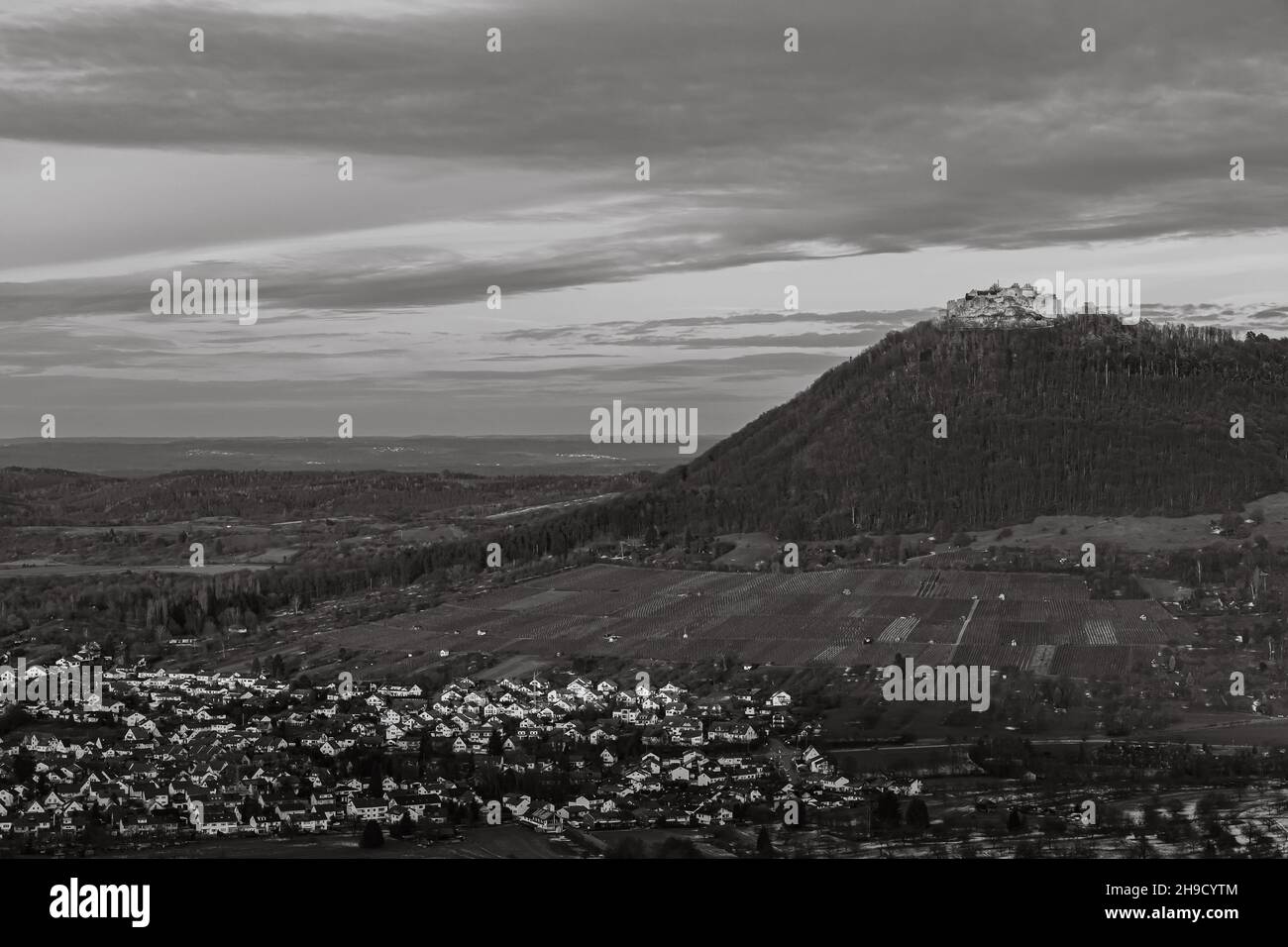 view of the castle of high neuffen and the city of neuffen black and white Stock Photo
