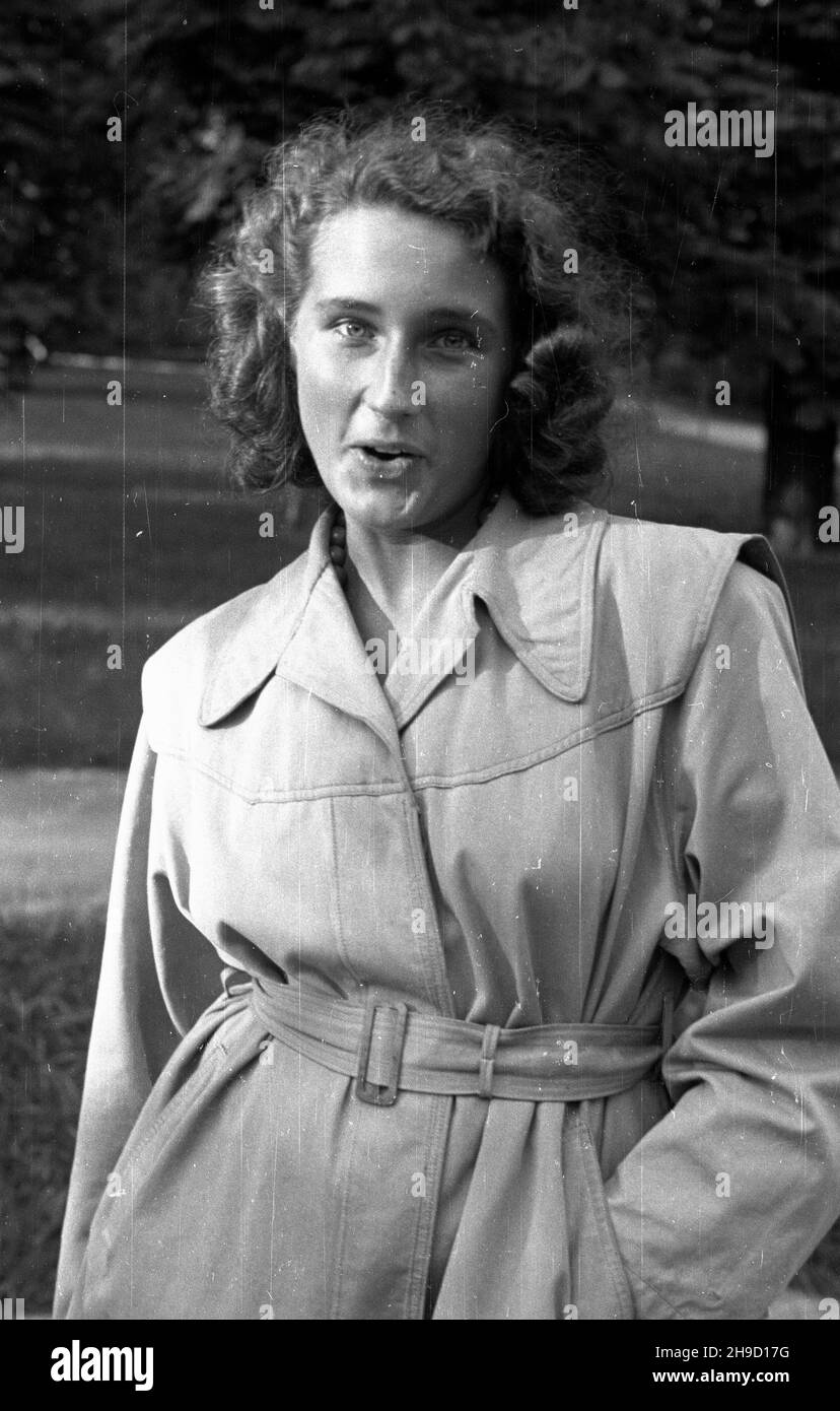Warszawa, 1947-09. Kobieta w p³aszczu - prochowcu. bb  PAP    Dok³adny dzieñ wydarzenia nieustalony.      Warsaw, Sept. 1947. A woman in a coat, a raincoat.   bb  PAP Stock Photo
