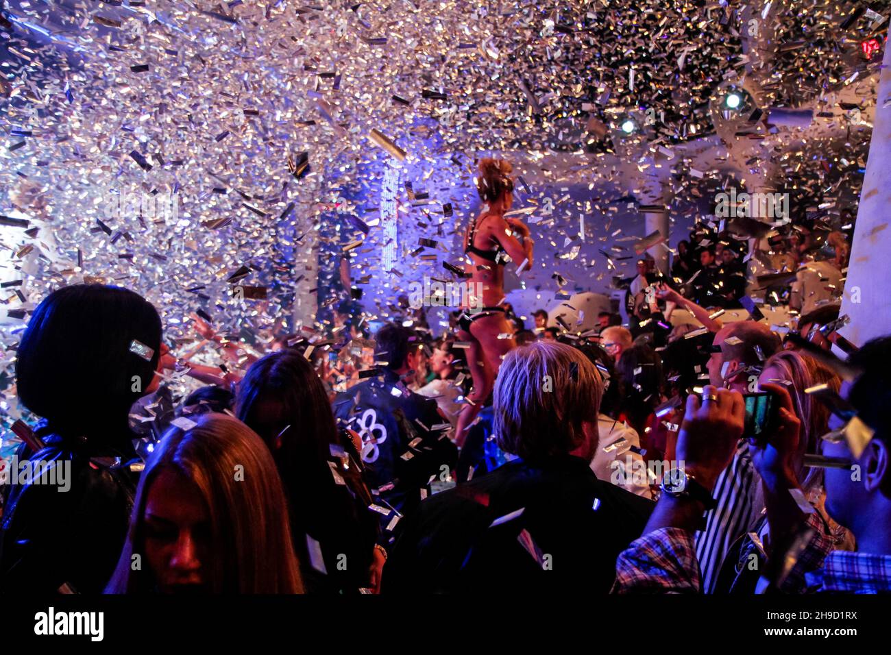 Cañones de confeti lanzando confeti hacia la multitud en un festival de  música Fotografía de stock - Alamy