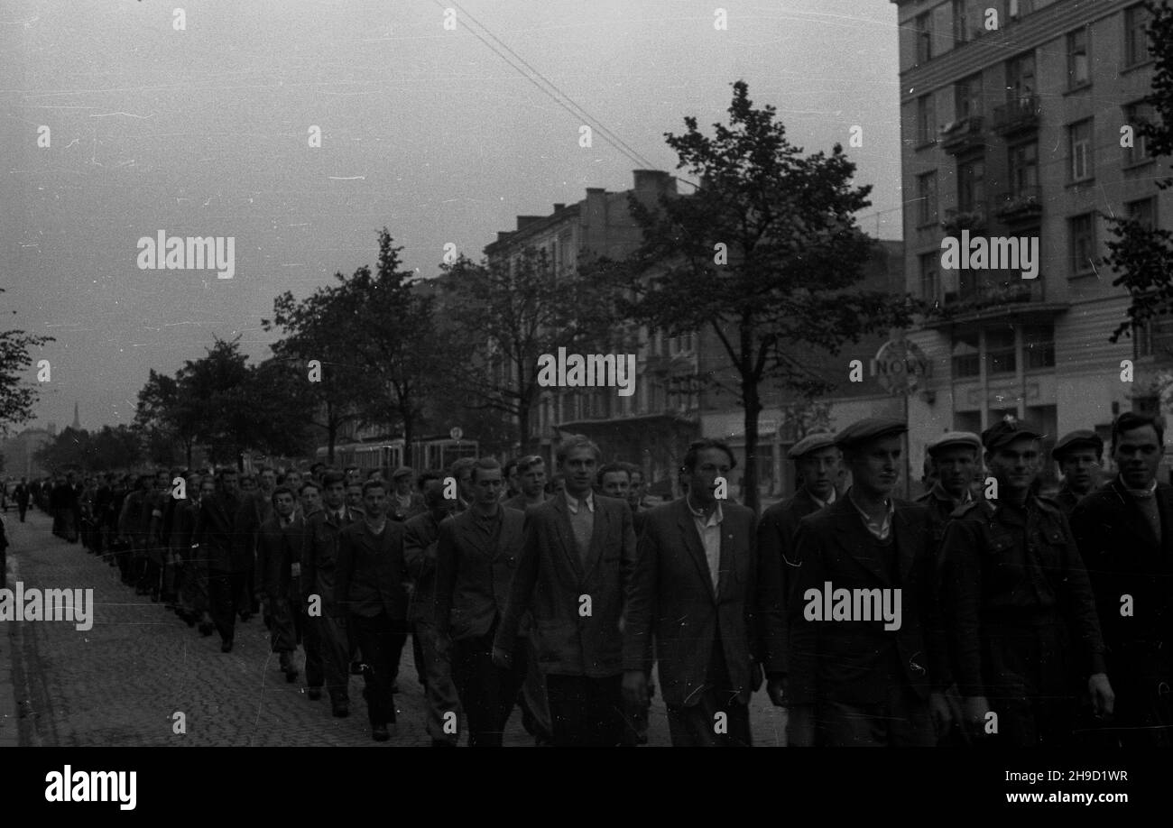 Warszawa, 1947-09-06. Uroczystoœci rozpoczêcia roku szkolnego. Nz. pochód m³odzie¿y szkolnej na ulicy Pu³awskiej. po/ms  PAP      Warsaw, Sept. 6, 1947. The beginning of the new school year. Pictured: a schoolyouth march on Pulawska Street.  po/ms  PAP Stock Photo