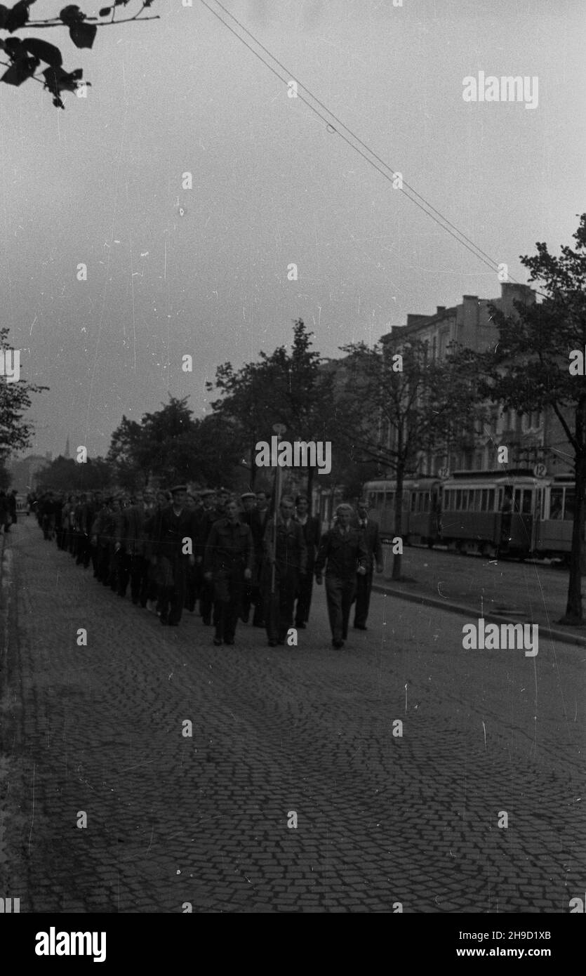 Warszawa, 1947-09-06. Uroczystoœci rozpoczêcia roku szkolnego. Nz. pochód m³odzie¿y szkolnej na ulicy Pu³awskiej. po/ms  PAP      Warsaw, Sept. 6, 1947. The beginning of the new school year. Pictured: a schoolyouth march on Pulawska Street.  po/ms  PAP Stock Photo