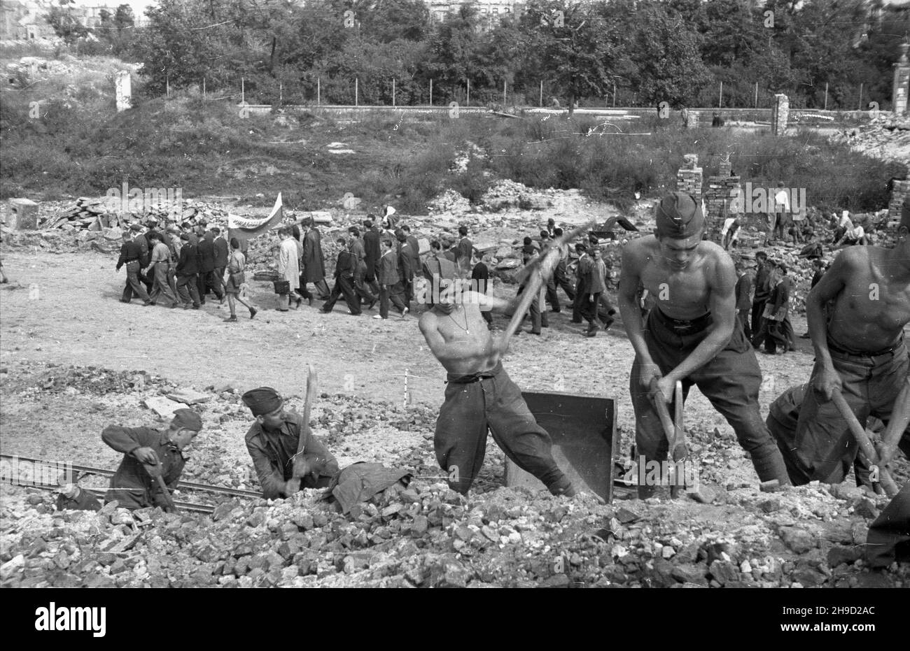 Warszawa, 1947-09-06. Uroczystoœci rozpoczêcia roku szkolnego. Nz. pochód m³odzie¿y szkolnej wœród ruin getta. Na pierwszym planie junacy Ochotniczych Batalionów Odbudowy. po/ak  PAP      Warsaw, Sept. 6, 1947. The inauguration of a new school year. Pictured: a school youth parade in the ruins of the Ghetto. In the foreground young activists of the Volunteer Reconstruction Battalions.  po/ak  PAP Stock Photo