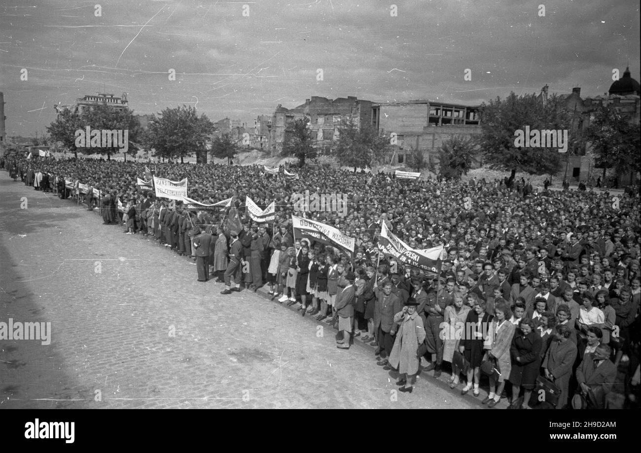 Warszawa, 1947-09-06. Uroczystoœci rozpoczêcia roku szkolnego. Nz. wiec m³odzie¿y szkolnej na pl. Bankowym. po/ak  PAP      Warsaw, Sept. 6, 1947. School year opening ceremonies. Pictured: a student rally on Bankowy Square.  po/ak  PAP Stock Photo