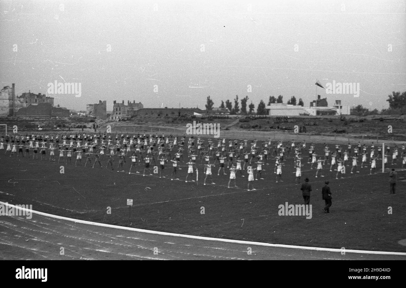 Warszawa, 1947-09-10. Zawody sportowe o puchar Wojska Polskiego na stadionie klubu sportowego Legia. Uroczysta inauguracja mistrzostw. Nz. pokaz gimnastyki zbiorowej. po/mgs  PAP      Warszawa, Sept. 10, 1947. Polish Army Cup sports competition on the stadium of the Legia sports club. Inauguration of the championships. Pictured: a gymnastics show.  po/mgs  PAP Stock Photo