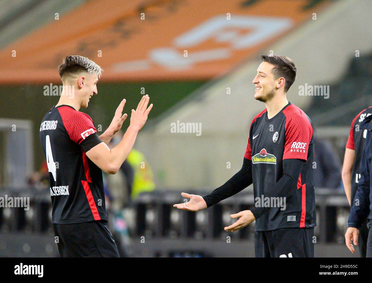Keven SCHLOTTERBECK r. (FR) claps Nico SCHLOTTERBECK (FR), substitution, substitution, football 1st Bundesliga, 14th matchday, Borussia Monchengladbach (MG) - SC Freiburg (FR) 0: 6, on December 5th, 2021 in Borussia Monchengladbach/Germany. #DFL regulations prohibit any use of photographs as image sequences and/or quasi-video # Â Stock Photo