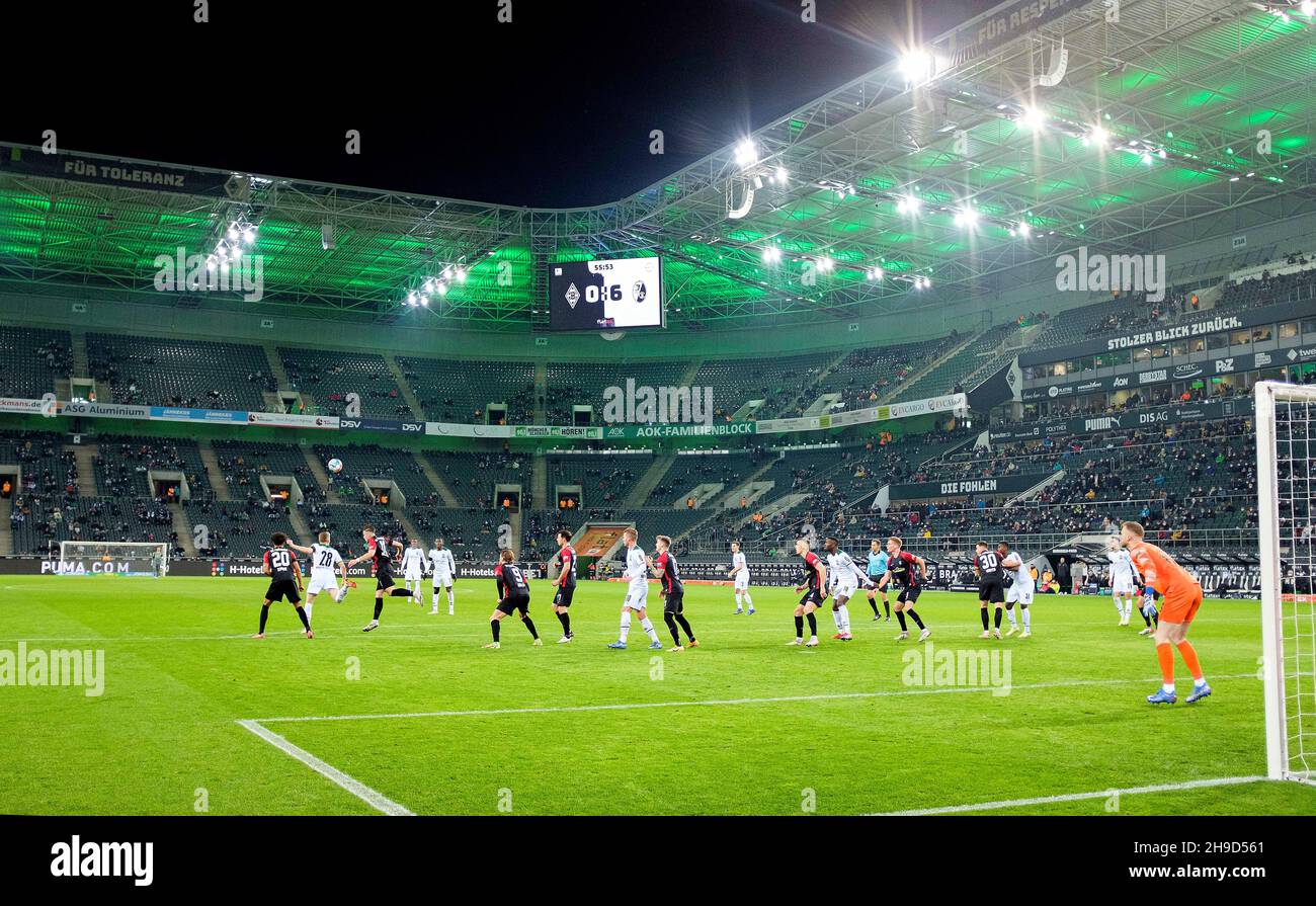 Borussia Monchengladbach, Deutschland. 03rd Dec, 2021. Game scene in Borussia-Park, in the background the scoreboard with the result, final result 0: 6, action, football 1. Bundesliga, 14th matchday, Borussia Monchengladbach (MG) - SC Freiburg (FR) 0: 6, on 05.12.2021 in Borussia Monchengladbach/Germany. #DFL regulations prohibit any use of photographs as image sequences and/or quasi-video # Â Credit: dpa/Alamy Live News Stock Photo