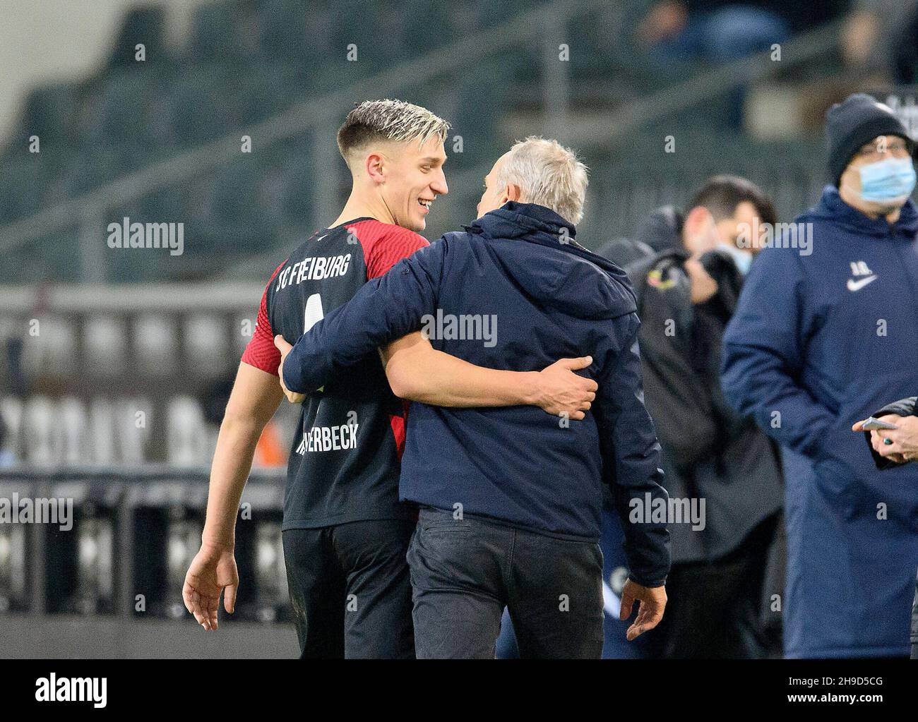 coach Christian STREICH (FR) arm in arm with Nico SCHLOTTERBECK l. (FR), substitution, football 1st Bundesliga, 14th matchday, Borussia Monchengladbach (MG) - SC Freiburg (FR) 0: 6, on December 5th, 2021 in Borussia Monchengladbach/Germany. #DFL regulations prohibit any use of photographs as image sequences and/or quasi-video # Â Stock Photo