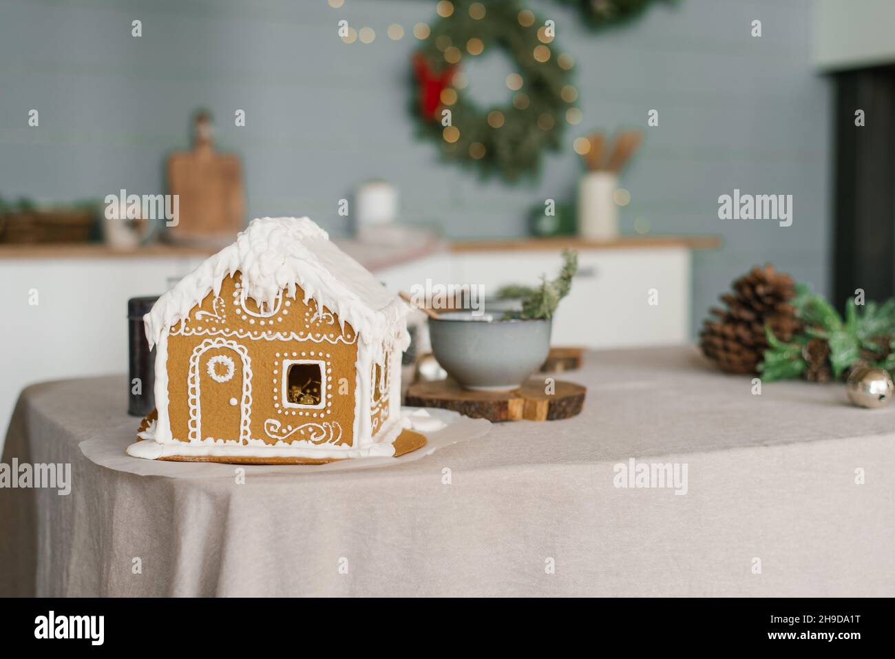 Gingerbread gingerbread house in the living room creates a festive mood