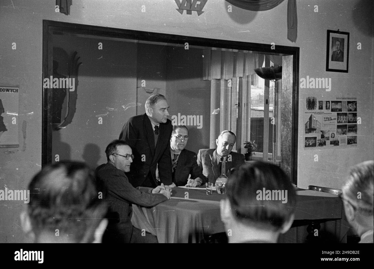 Warszawa, 1947-09-24. Wrêczenie nagród Komisji Centralnej Zwi¹zków Zawodowych w konkursie na najlepszy pamiêtnik robotniczy z okupacji. Nz. m.in. sekretarz KCZZ W³odzimierz Sokorski (przemawia), przewodnicz¹cy KCZZ Kazimierz Witaszewski (2P), wiceminister kultury i sztuki Leon Kruczkowski (1P). bk/mgs  PAP      Warsaw, Sept. 24, 1947. Award giving ceremony in the competition for the best worker memoir from WW2. Pictured: secretary of the Central Commission of Trade Unions (KCZZ),  the award founder, Wlodzimierz Sokorski (speaking), KCZZ head Kazimierz Witaszewski (2nd right), deputy culture an Stock Photo