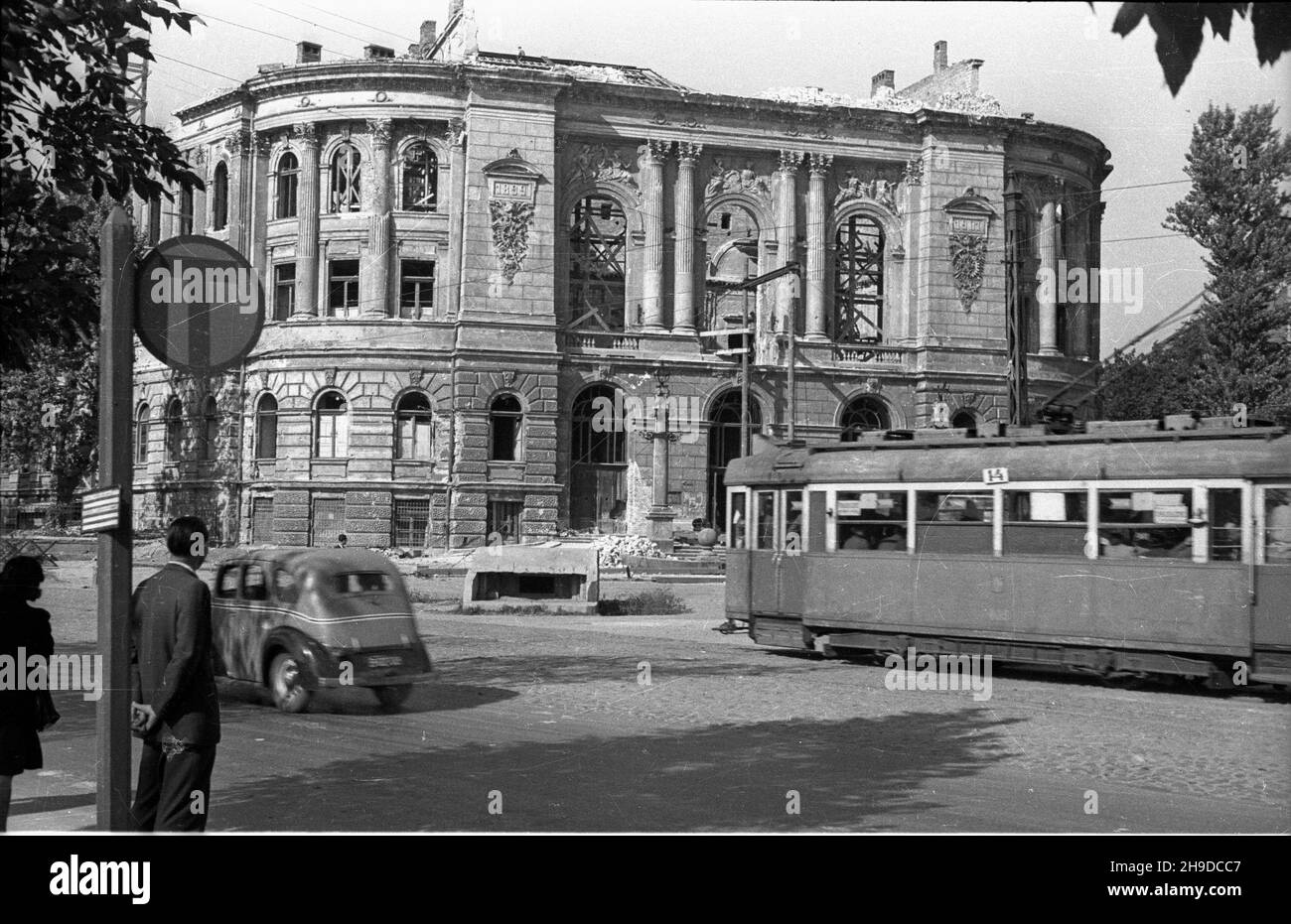 Warszawa, 1947-09-28. Rekonstrukcja dachu Politechniki Warszawskiej. Nz. Politechnika Warszawska - widok ogólny gmachu. Przed budynkiem widoczny niemiecki bunkier - pami¹tka z czasów II wojny œwiatowej. bk/ppr  PAP      Warsaw, Sept. 28, 1947. Reconstruction of a roof of Warsaw Technical University. Pictured: Warsaw Technical University - a view of the building. In front of the building - German bunker from World War II.  bk/ppr  PAP Stock Photo