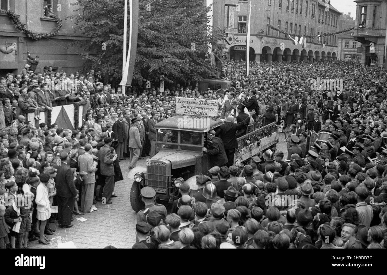 Zielona Góra, 1947-09-28. Œwiêto Winobrania. Uroczysta parada na ulicach miasta. Nz. samochód Zrzeszenia Przemys³u Gastronomicznego przeje¿d¿a przed trybun¹ honorow¹. bk/mgs  PAP      Zielona Gora, Sept. 28, 1947. Grape Harvest Festival. A parade in town streets. Pictured: a car of the Catering Industry Association in front of the parade stand.  bk/mgs  PAP Stock Photo