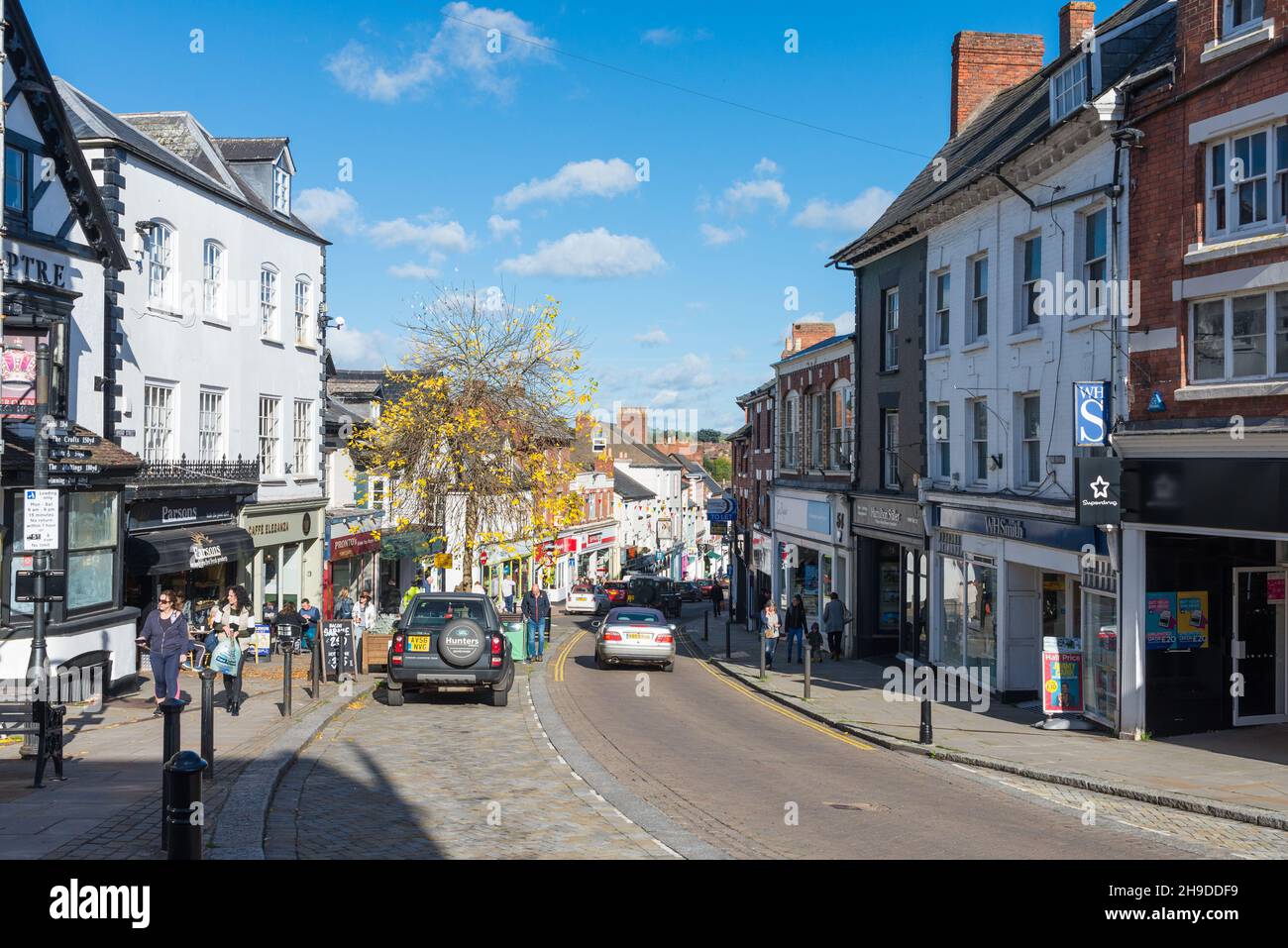 Shops and shoppers in Broad Street, Ross-on-Wye, Herefordshire Stock Photo