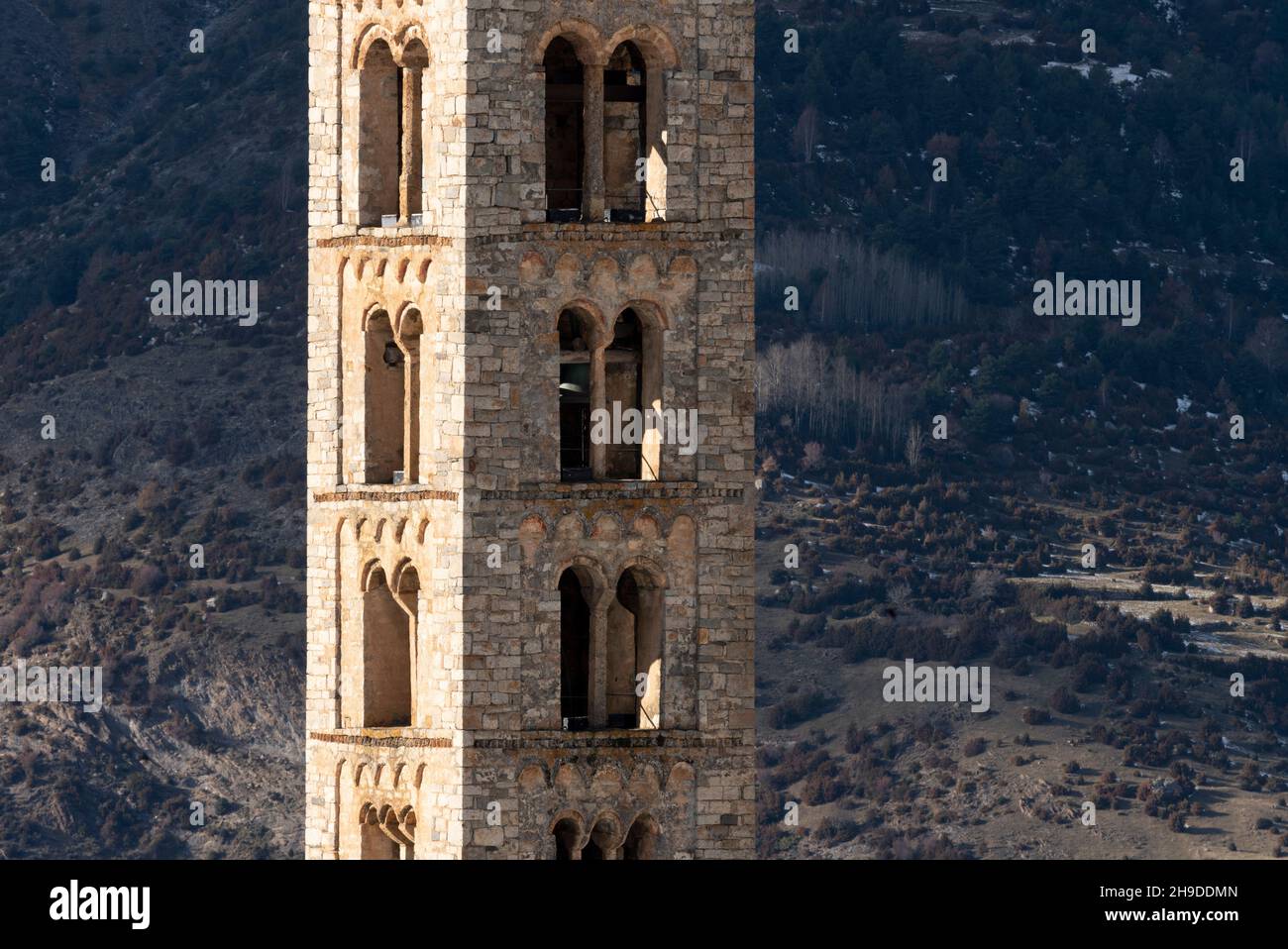 Taüll, Sant Climent, Glockenturm vor der Bergkulisse Stock Photo