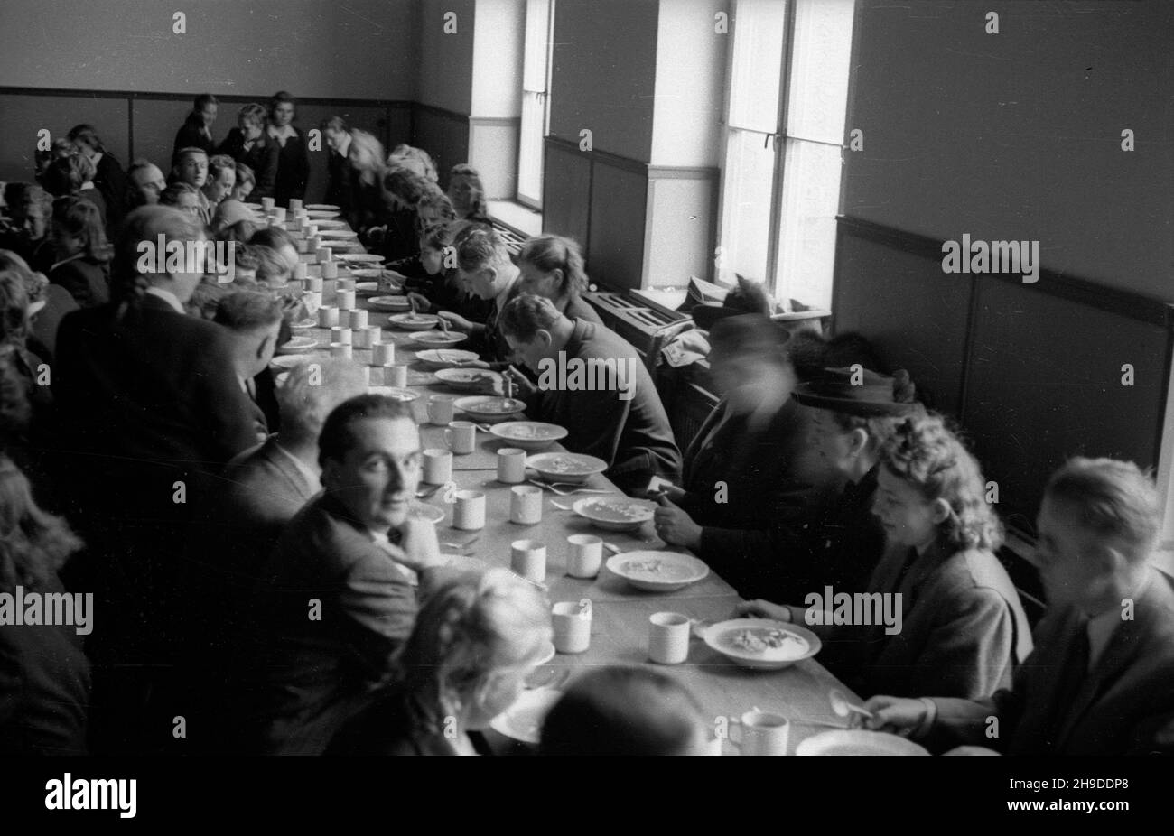 Zielona Góra, 1947-09-28. Wizyta przedstawicieli w³adz w jednej ze szkó³. Nz. wspólny posi³ek w sto³ówce. Z prawej pose³ Polskiej Partii Socjalistycznej (PPS) Edward Osóbka-Morawski (7). mb/mgs  PAP      Zielona Gora, Sept. 28, 1947. A visit of government officials at a school. Pictured: a meal at a canteen. On the right MP of Polish Socialist Party (PPS) Edward Osobka-Morawski (7).  bk/mgs  PAP Stock Photo