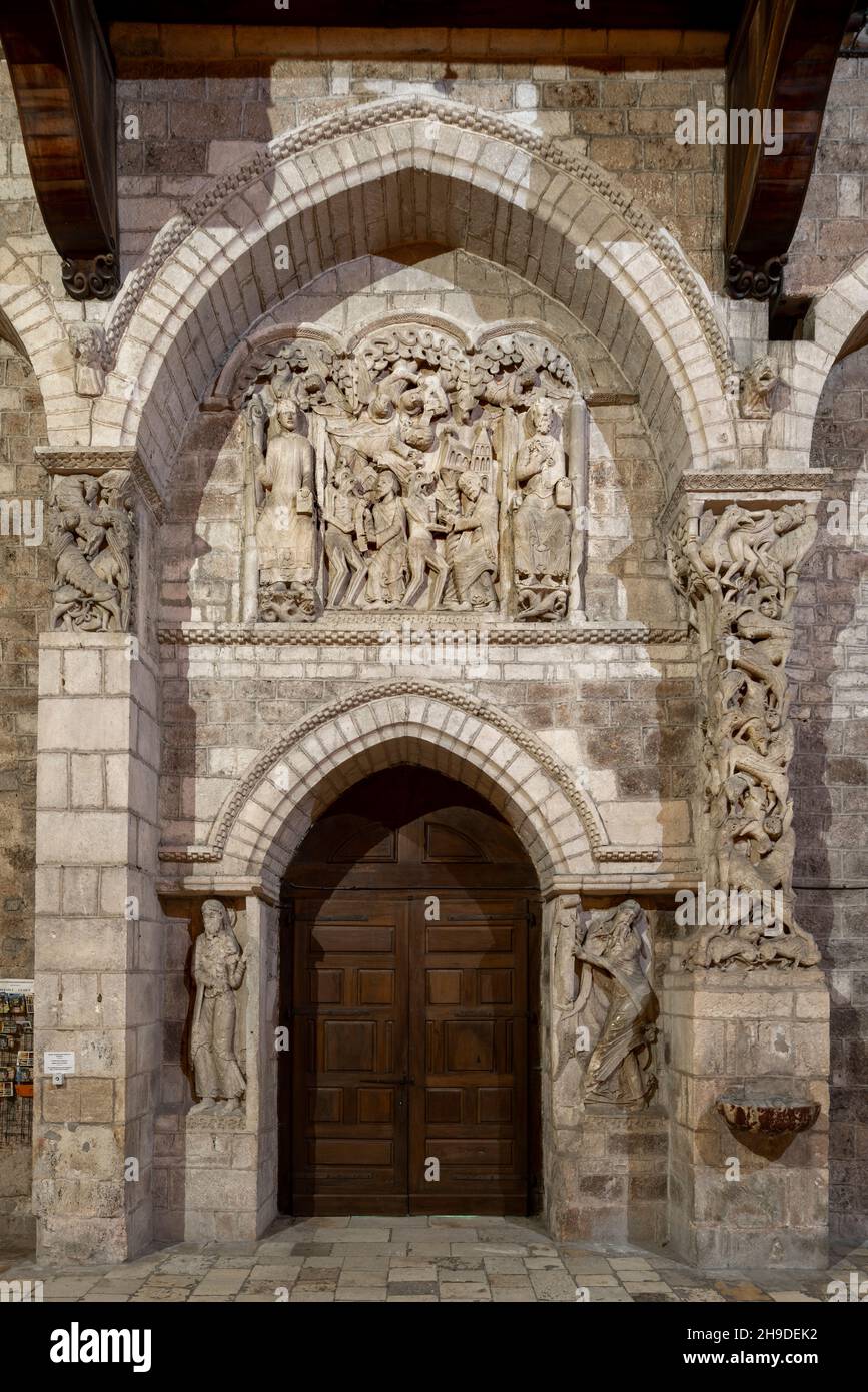 Souillac, ehemalige Abteikirche Sainte-Marie, Portalskulpturen, im 17. Jahrhundert ins Innere transloziert Stock Photo
