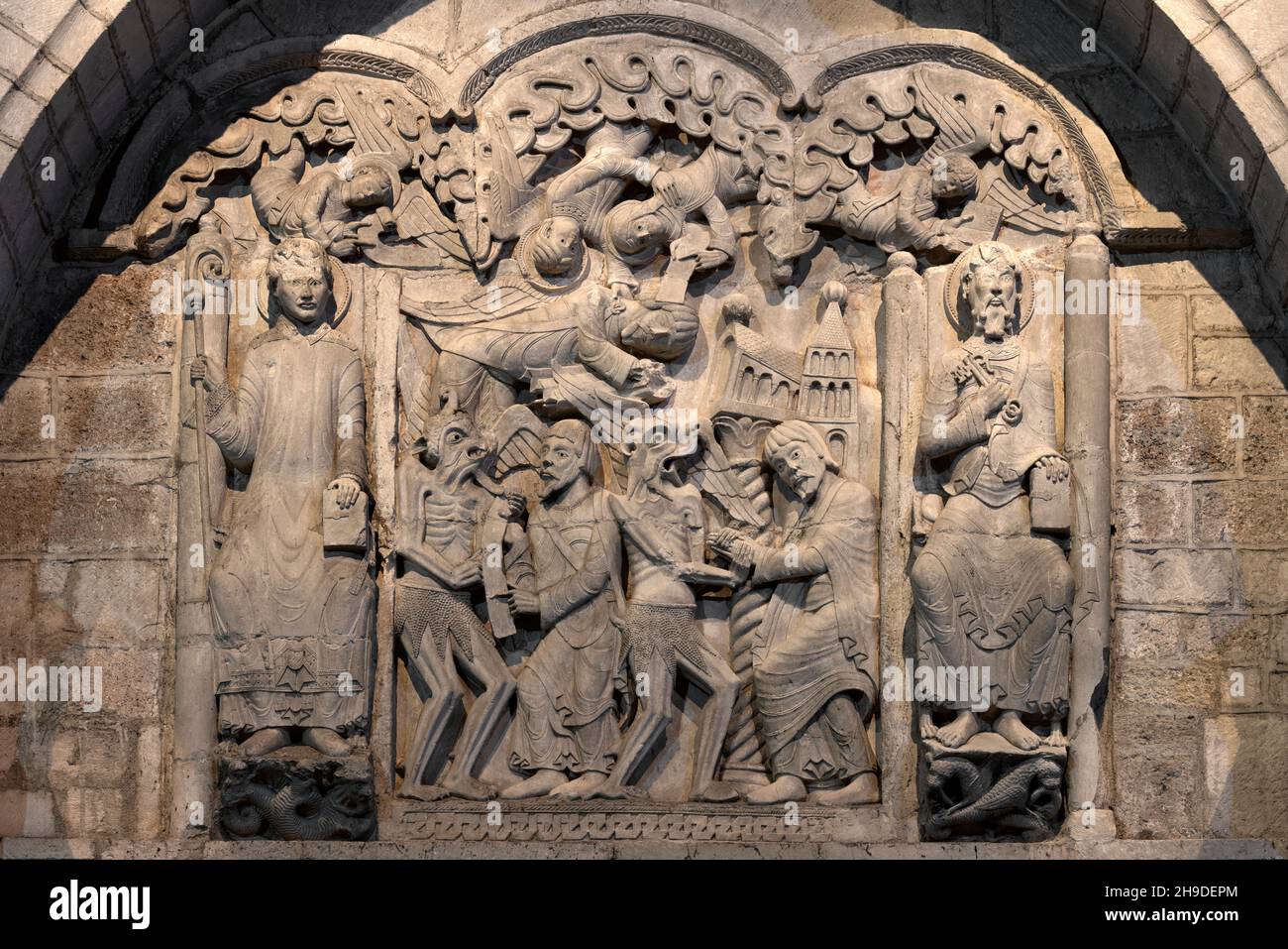 Souillac, ehemalige Abteikirche Sainte-Marie, Portalskulpturen, im 17. Jahrhundert ins Innere transloziert, Theophilus-Relief Stock Photo