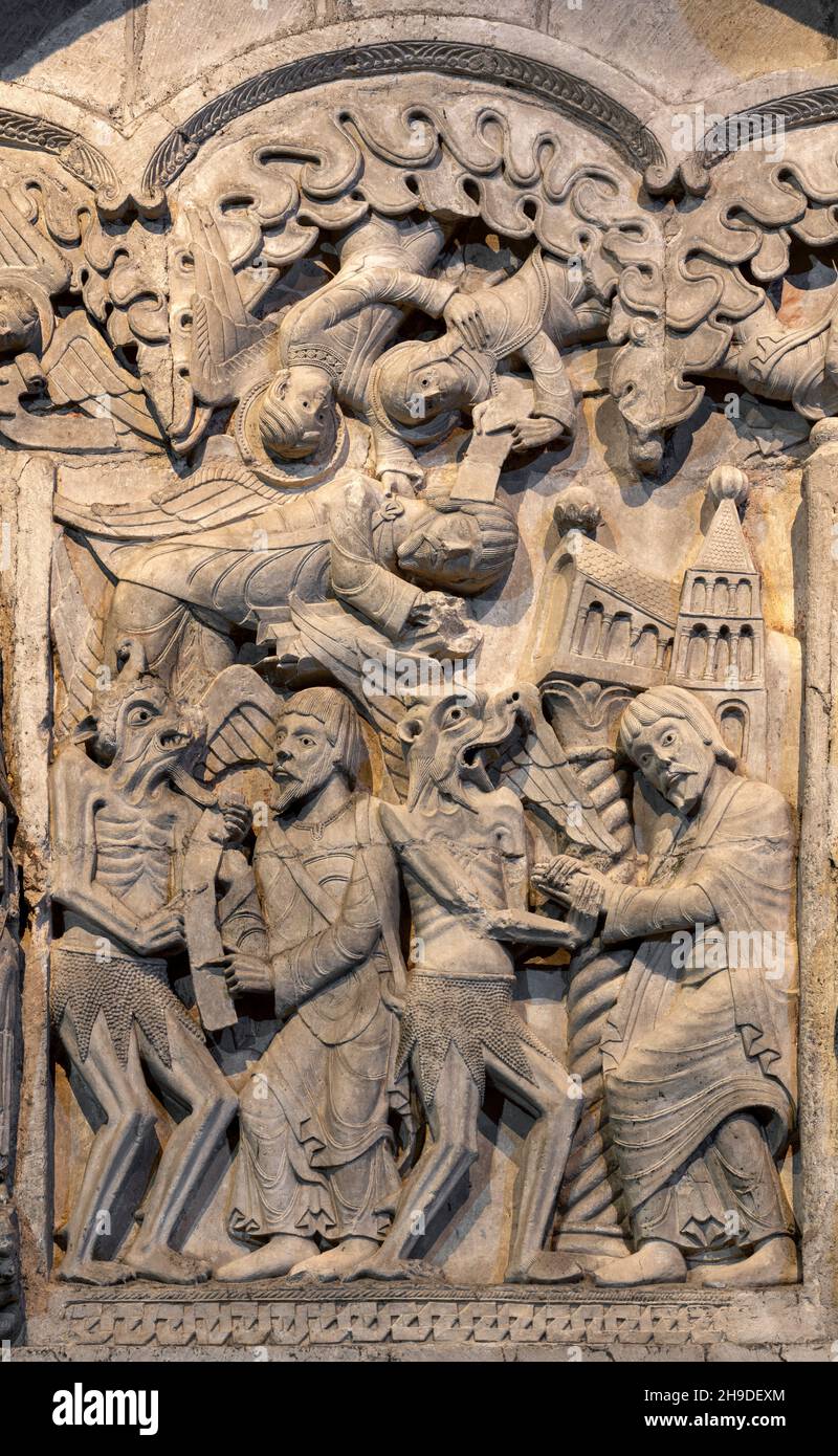 Souillac, ehemalige Abteikirche Sainte-Marie, Portalskulpturen, im 17. Jahrhundert ins Innere transloziert, Theophilus-Relief Stock Photo