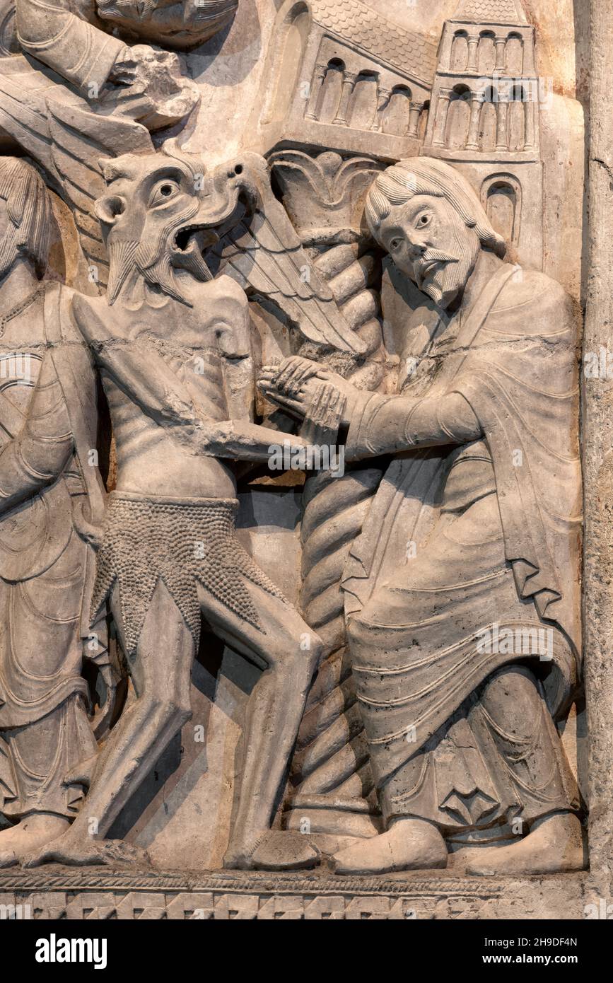 Souillac, ehemalige Abteikirche Sainte-Marie, Portalskulpturen, im 17. Jahrhundert ins Innere transloziert, Theophilus-Relief, Theophilus schließt Pak Stock Photo