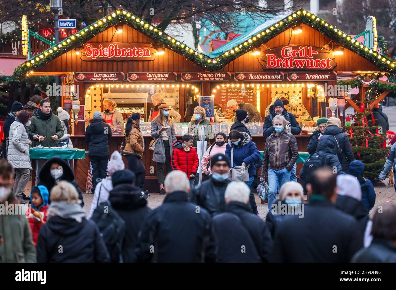 Essen, North Rhine-Westphalia, Germany - Christmas market in Essen in times of Corona pandemic under 2G conditions. Visitors must be recovered or vacc Stock Photo