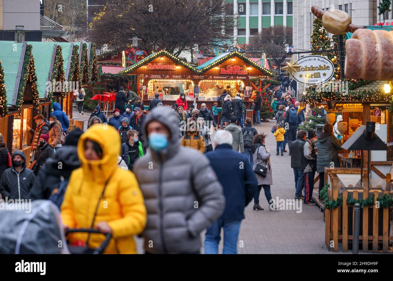 Essen, North Rhine-Westphalia, Germany - Christmas market in Essen in times of Corona pandemic under 2G conditions. Visitors must be recovered or vacc Stock Photo
