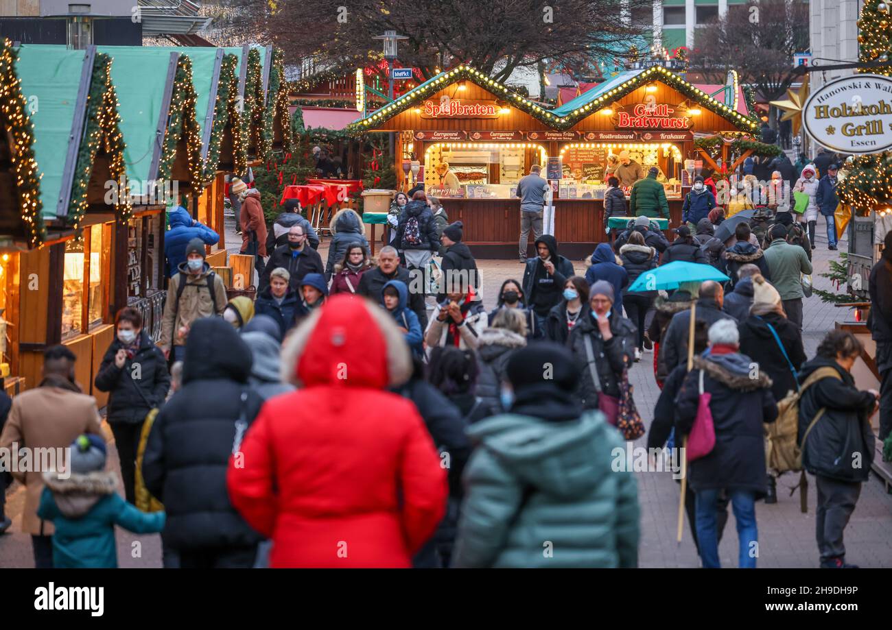 Essen, North Rhine-Westphalia, Germany - Christmas market in Essen in times of Corona pandemic under 2G conditions. Visitors must be recovered or vacc Stock Photo