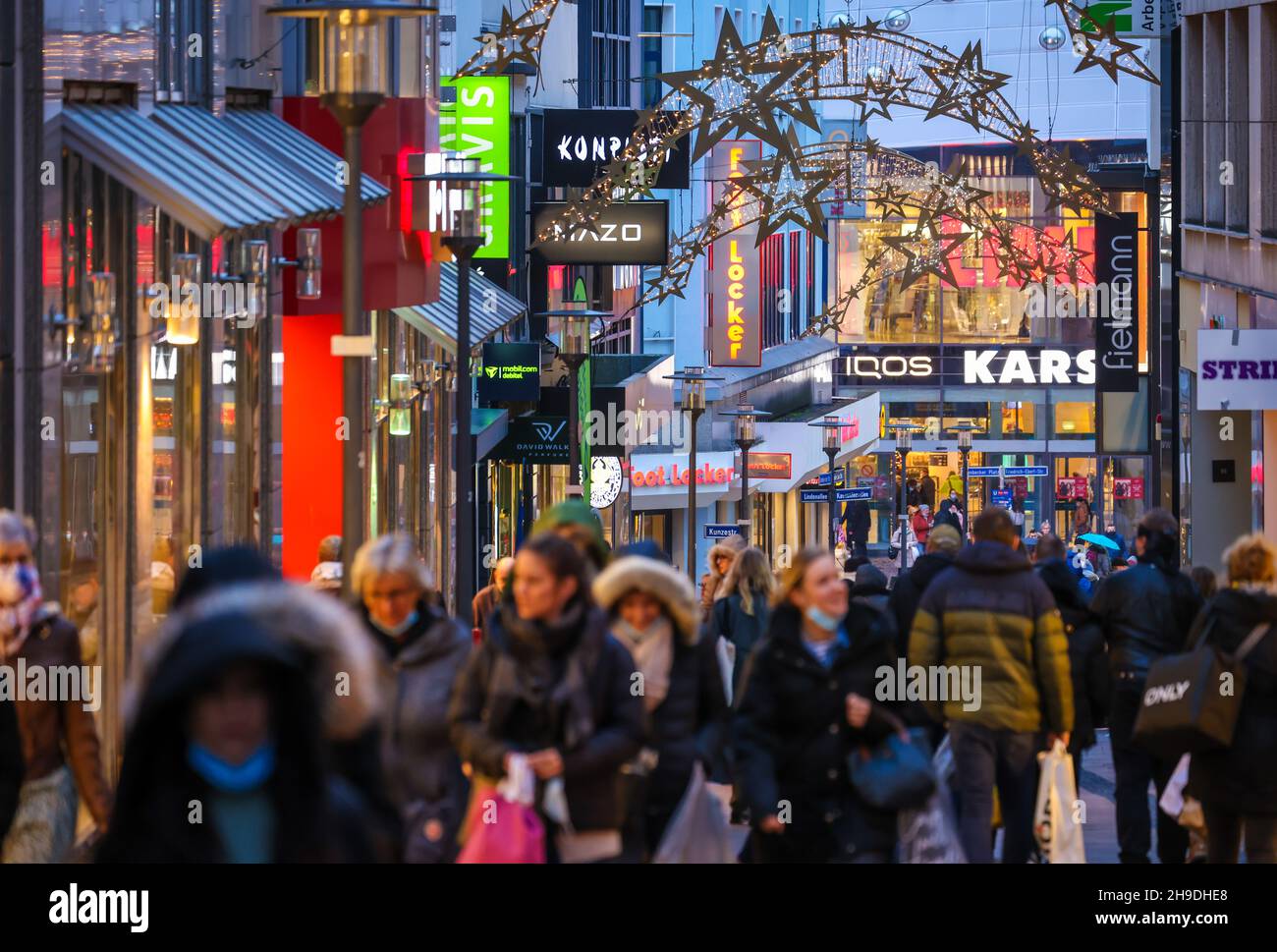 Essen, North Rhine-Westphalia, Germany - 2G shopping in downtown Essen in times of Corona crisis. Many passers-by Christmas shopping on the Christmas Stock Photo