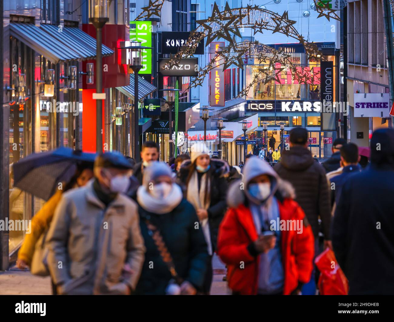 Essen, North Rhine-Westphalia, Germany - 2G shopping in downtown Essen in times of Corona crisis. Many passers-by Christmas shopping on the Christmas Stock Photo