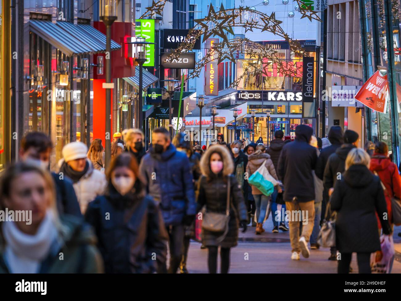 Essen, North Rhine-Westphalia, Germany - 2G shopping in downtown Essen in times of Corona crisis. Many passers-by Christmas shopping on the Christmas Stock Photo