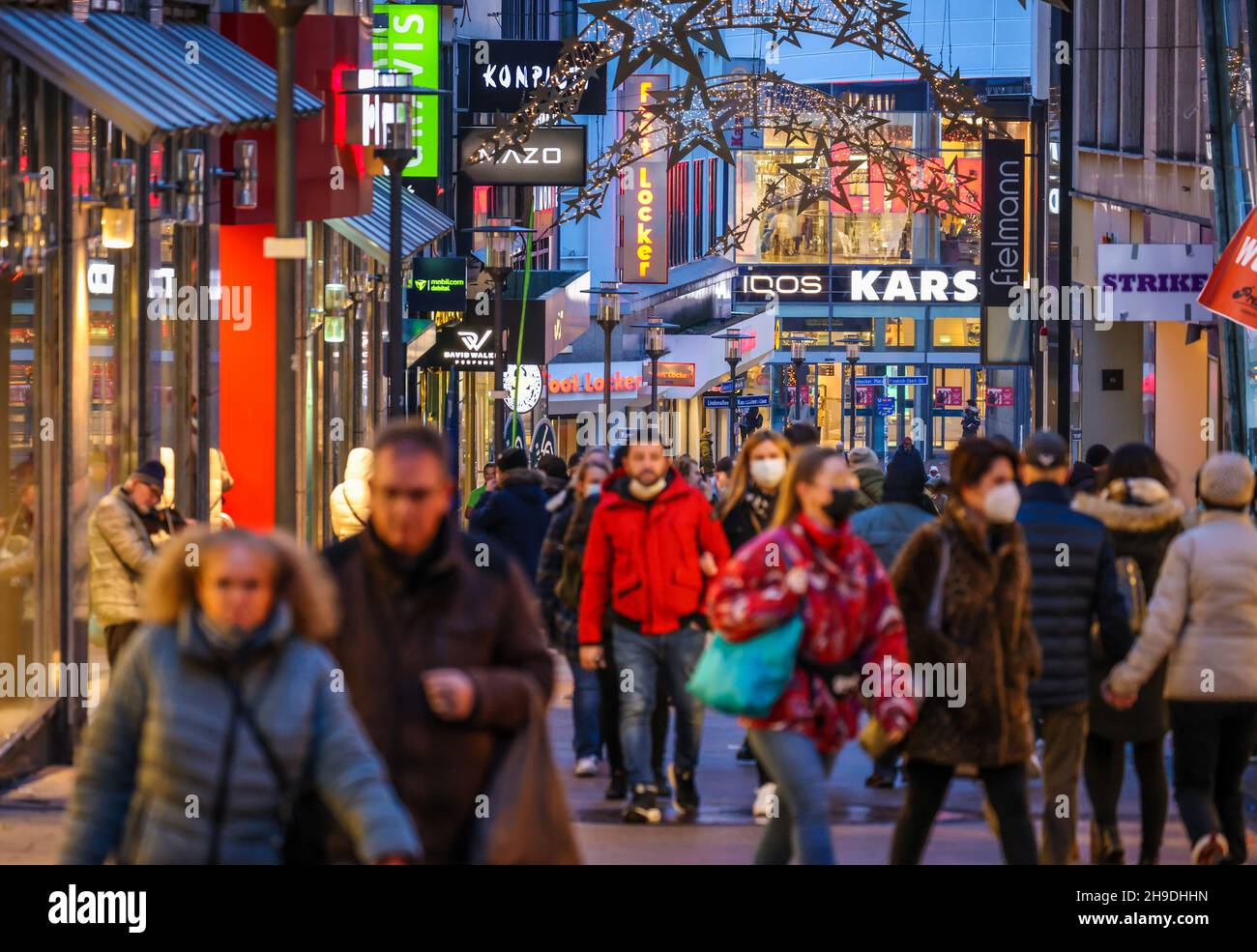 Essen, North Rhine-Westphalia, Germany - 2G shopping in downtown Essen in times of Corona crisis. Many passers-by Christmas shopping on the Christmas Stock Photo