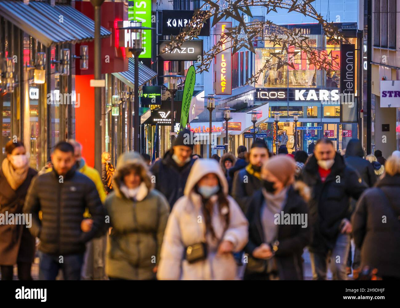 Essen, North Rhine-Westphalia, Germany - 2G shopping in downtown Essen in times of Corona crisis. Many passers-by Christmas shopping on the Christmas Stock Photo