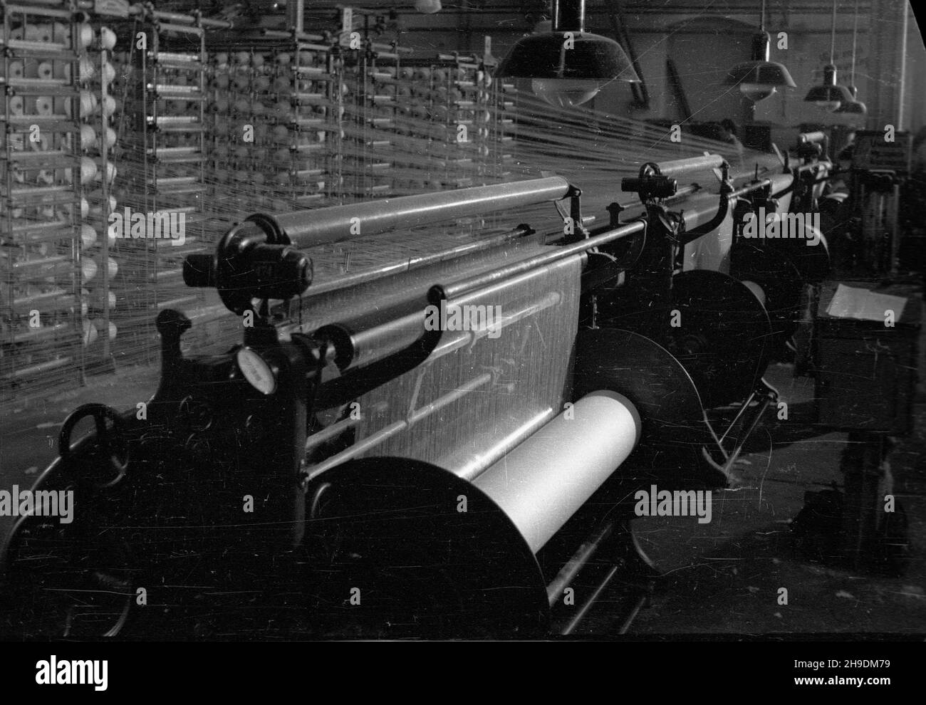 Bielawa, 1947-10. Pañstwowe Zak³ady Przemys³u Bawe³nianego. Nz. maszyny do przêdzenia w hali fabrycznej.  ps/gr  PAP    Dok³adny dzieñ wydarzenia nieustalony.      Bielawa, Oct. 1947. State Cotton Industry Plant. Pictured:  spinning machines.  ps/gr  PAP Stock Photo