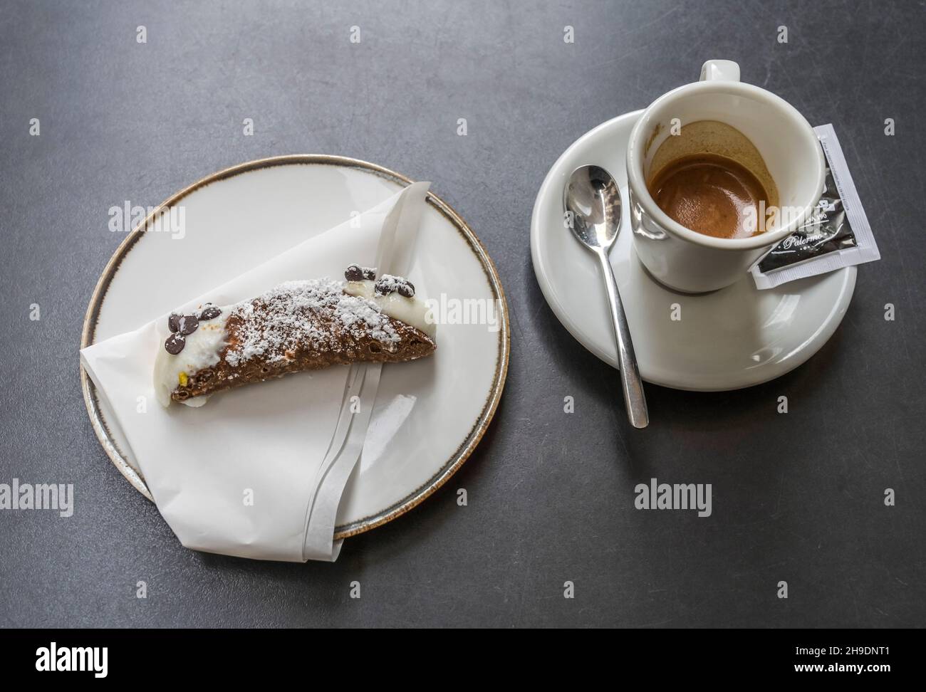 Tasse Espresso, Cannolo, gefülltes Gebäck, Palermo, Sizilien, Italien Stock Photo