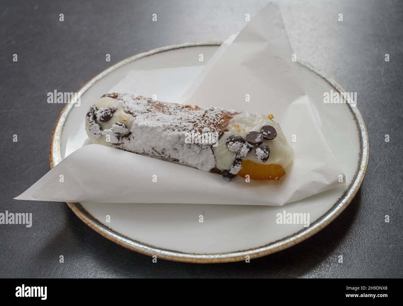 Cannolo, gefülltes Gebäck, Palermo, Sizilien, Italien Stock Photo