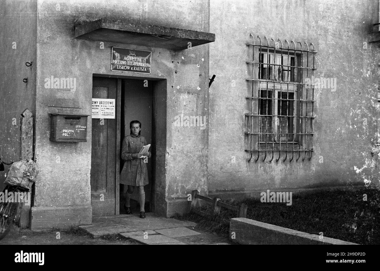 Lisków, 1947-10. Dziewczyna wychodz¹ca z budynku poczty. wb/gr  PAP    Dok³adny dzieñ wydarzenia nieustalony.      Liskow, Oct. 1947. A girl leaving the post office.  wb/gr  PAP Stock Photo