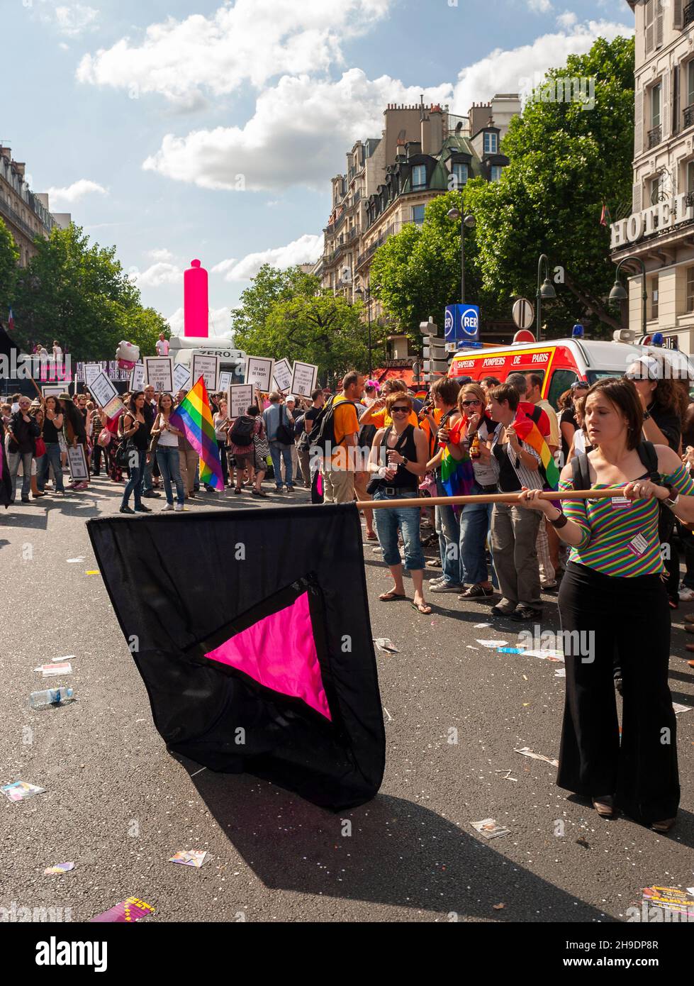 Paris France Large Crowd People Watching Young Lesbians And Gay Men   Paris France Large Crowd People Watching Young Lesbians And Gay Men Aids Activists Of Act Up Paris Pink Triangle Flag Protesting Against Aids French Gay Pride Lgbtqi 1999 2H9DP8R 