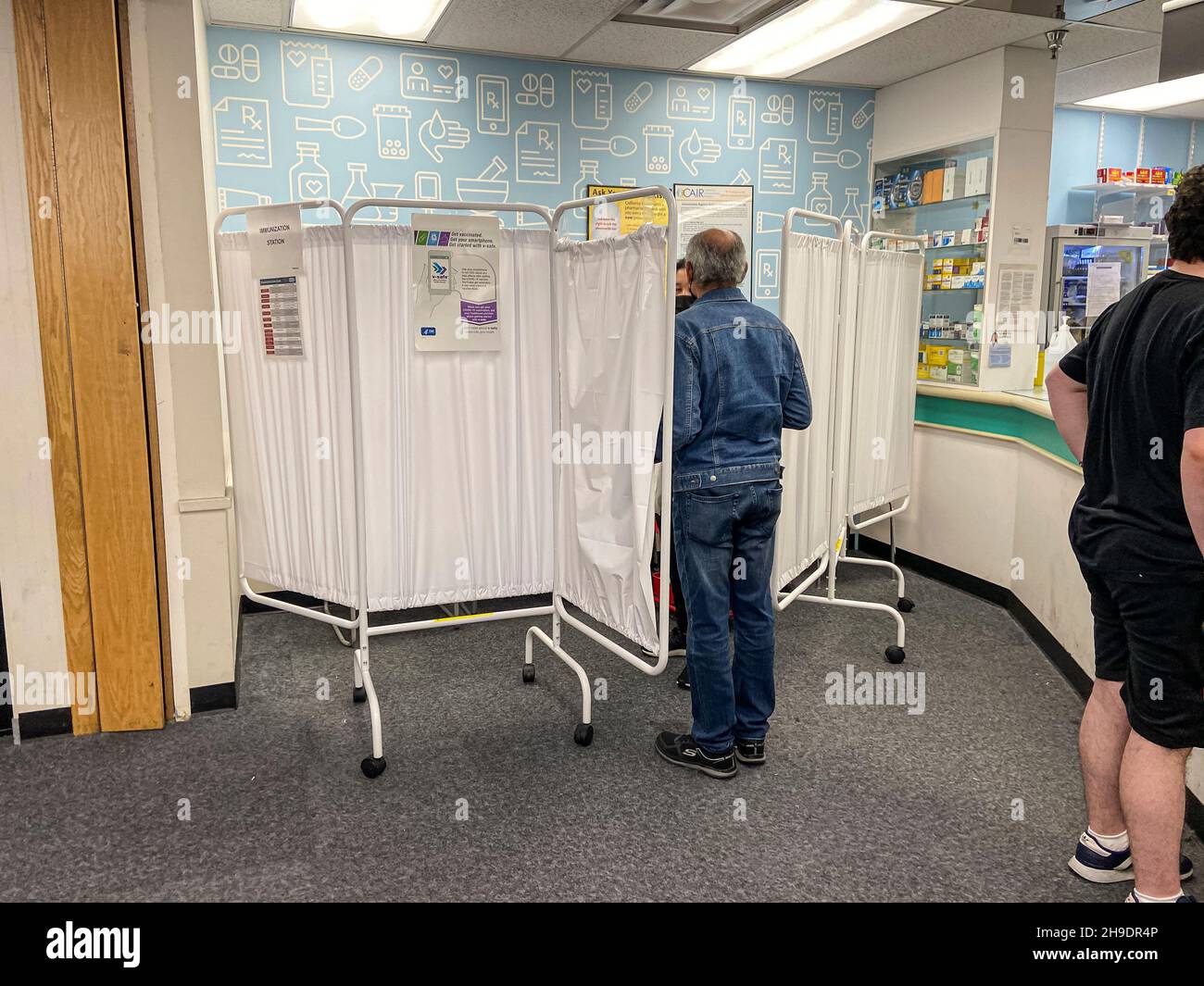 CVS Pharmacy giving Johnson & Johnson vaccine to customers, Los Angeles ...