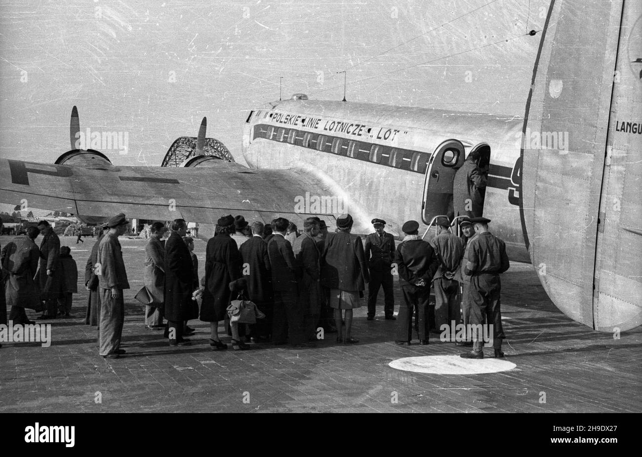 Warszawa, 1947-10. Lotnisko Okêcie. Samolot Languedoc kursuj¹cy na otwartej 8 paŸdziernika linii Warszawa - Budapeszt. Nz. pasa¿erowie wsiadaj¹ do samolotu. wb/gr  PAP    Dok³adny dzieñ wydarzenia nieustalony.      Warsaw, Oct. 1947. Okecie airport. Preparations for the take-off of the Languedoc aircraft, flying the Warsaw-Budapest line which was opened on October 8. Pictured: passengers getting on the plane.  wb/gr  PAP Stock Photo