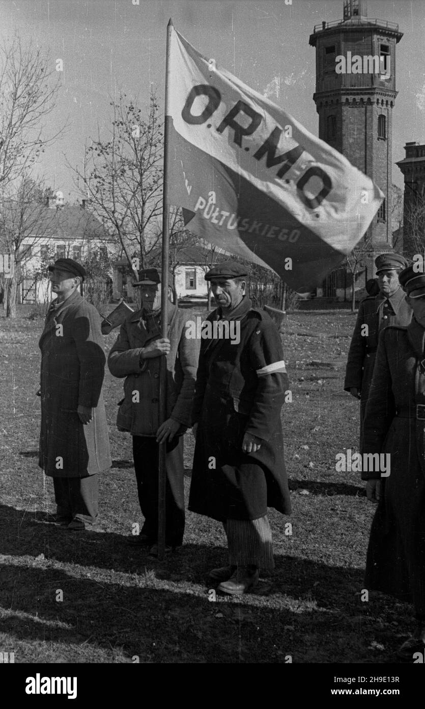 Ciechanów, 1947-10. Zbiórka Ochotniczej Rezerwy Milicji Obywatelskiej (ORMO) z Ciechanowa i okolicznych powiatów. Nz. poczet sztandarowy ORMO powiatu pu³tuskiego. mb/gr  PAP    Dok³adny dzieñ wydarzenia nieustalony.      Ciechanow, Oct. 1947. A meeting of Voluntary Reserve of Citizens' Militia (ORMO) from Ciechanow and nearby powiats. Pictured: an ORMO colour party of the Pultusk powiat.  mb/gr  PAP Stock Photo