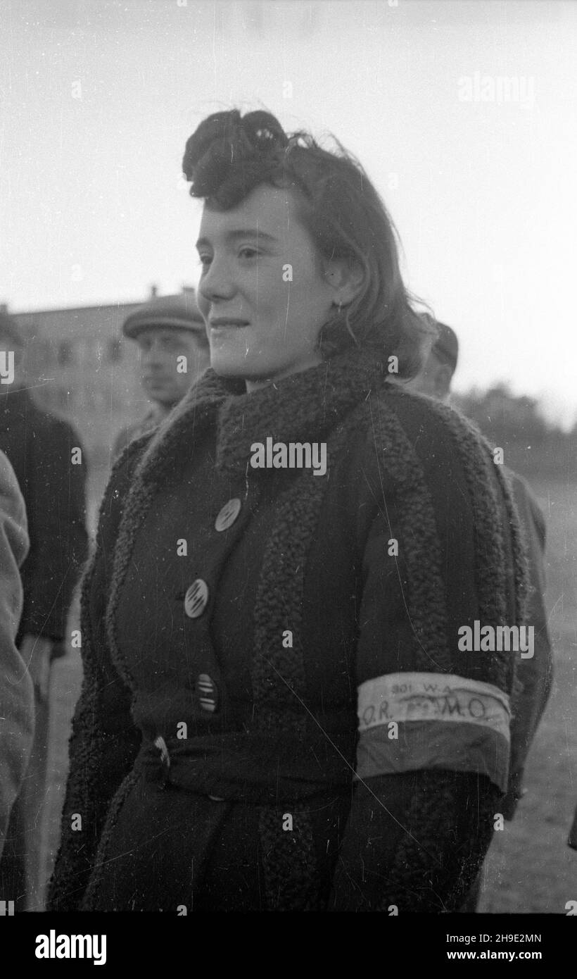 Ciechanów, 1947-10. Zbiórka Ochotniczej Rezerwy Milicji Obywatelskiej (ORMO) z Ciechanowa i okolicznych powiatów. Nz. funkcjonariuszka ORMO z opask¹ na ramieniu. mb/gr  PAP    Dok³adny dzieñ wydarzenia nieustalony.      Ciechanow, Oct. 1947. A meeting of Voluntary Reserve of Citizens' Militia (ORMO) from Ciechanow and nearby region. Pictured: ORMO member with a band on her arm.  mb/gr  PAP Stock Photo