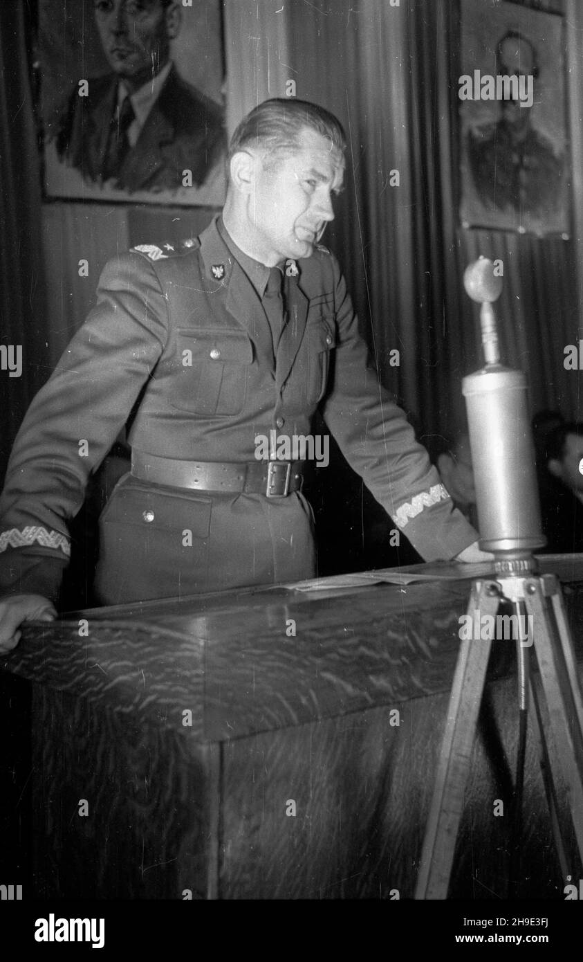 Warszawa, 1947-10-04. Uroczysta akademia w Klubie Ministerstwa Bezpieczeñstwa Publicznego z okazji trzeciej rocznicy powstania Milicji Obywatelskiej (MO). Nz. przemówienie wiceministra Obrony Narodowej gen. Piotra Jaroszewicza. wb/gr  PAP      Warsaw, Oct. 10, 1947. An academy at a club of the public security ministry marking the 3rd anniversary of Citizen's Militia (MO). Pictured: deputy National Defence Minister gen. Piotr Jaroszewicz speaking.  wb/gr  PAP Stock Photo