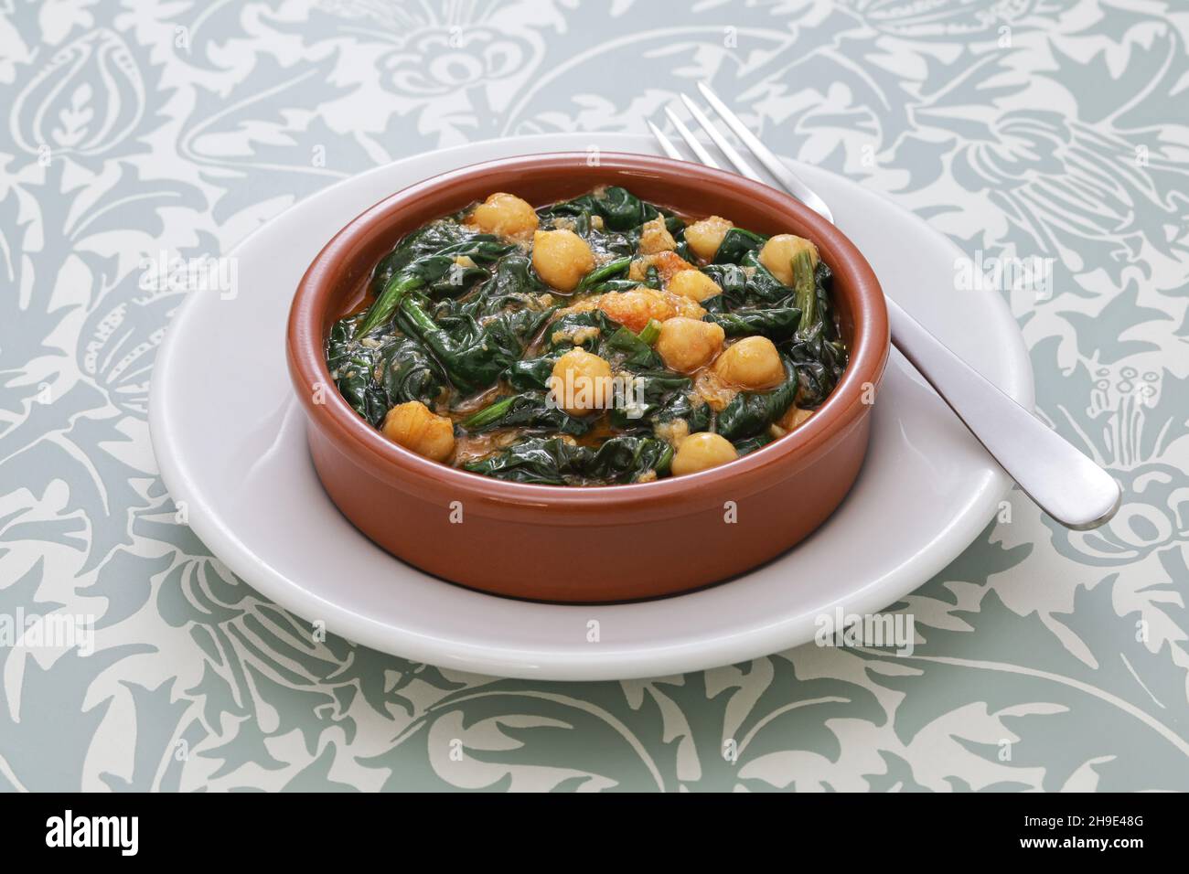Garbanzos guisados y espinacas( chickpeas stew with spinach ), spanish