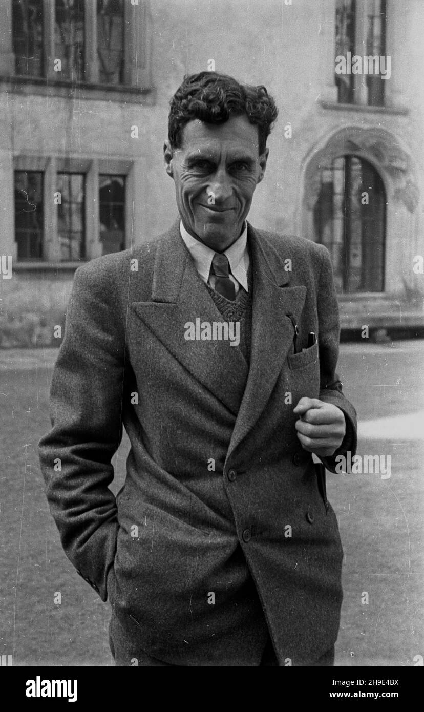 Kraków, 1947-10-08. Fizycy przybyli w przeddzieñ Zjazdu Miêdzynarodowej Unii Fizyki Czystej i Stosowanej (9-11 paŸdziernika) zwiedzaj¹ Wawel. Nz. Patrick Maynard Stuart Blackett z Wielkiej Brytanii. wb/gr  PAP Stock Photo