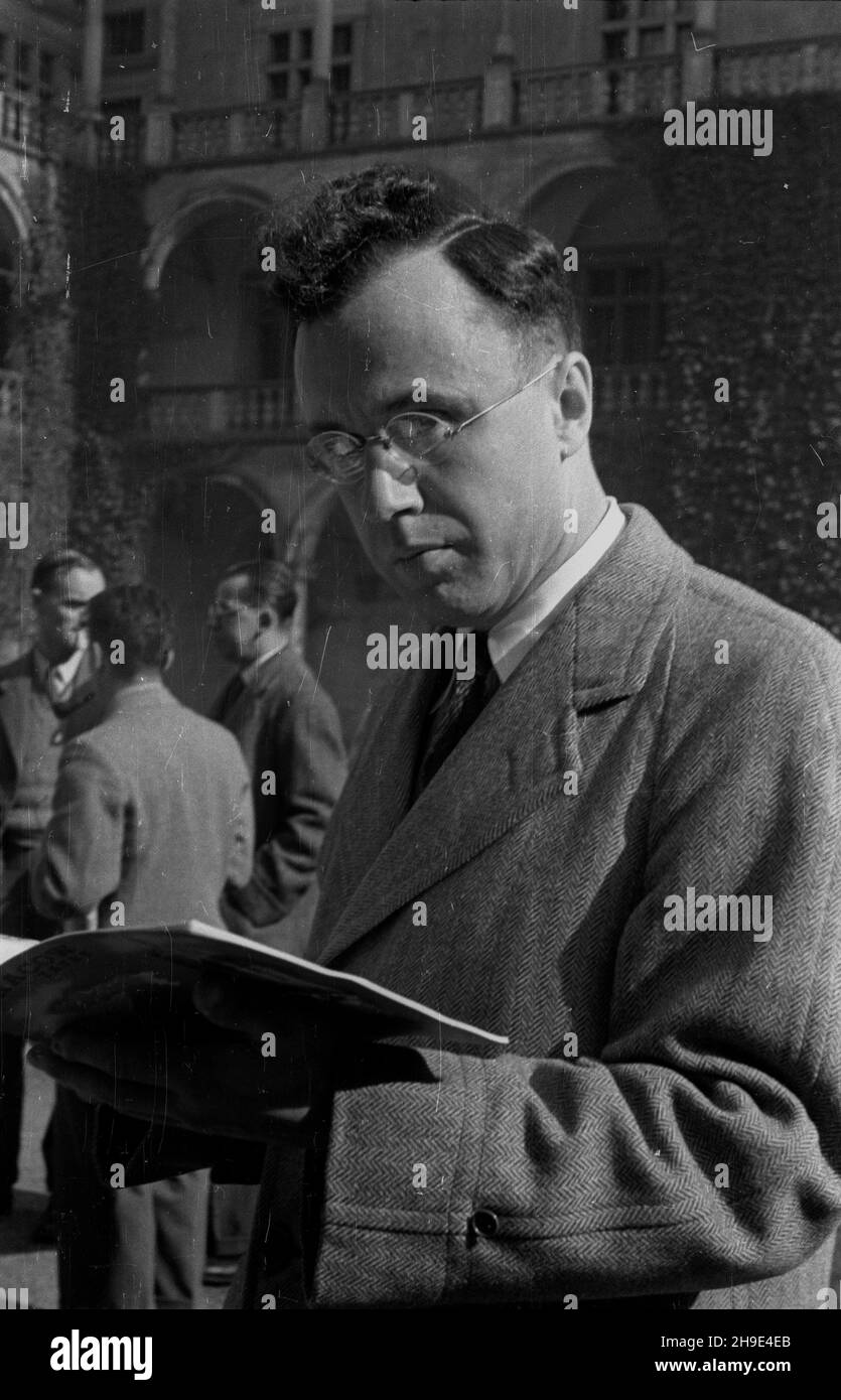 Kraków, 1947-10-08. Fizycy przybyli w przeddzieñ Zjazdu Miêdzynarodowej Unii Fizyki Czystej i Stosowanej (9-11 paŸdziernika) zwiedzaj¹ Wawel. Nz. jeden z naukowców. wb/gr  PAP      Cracow, Oct. 8, 1947. Physics who arrived for the Congress of the International Union of Pure and Applied Physics (Oct. 9-11) visiting the Wawel Castle. Pictured: a scientist.  wb/gr  PAP Stock Photo