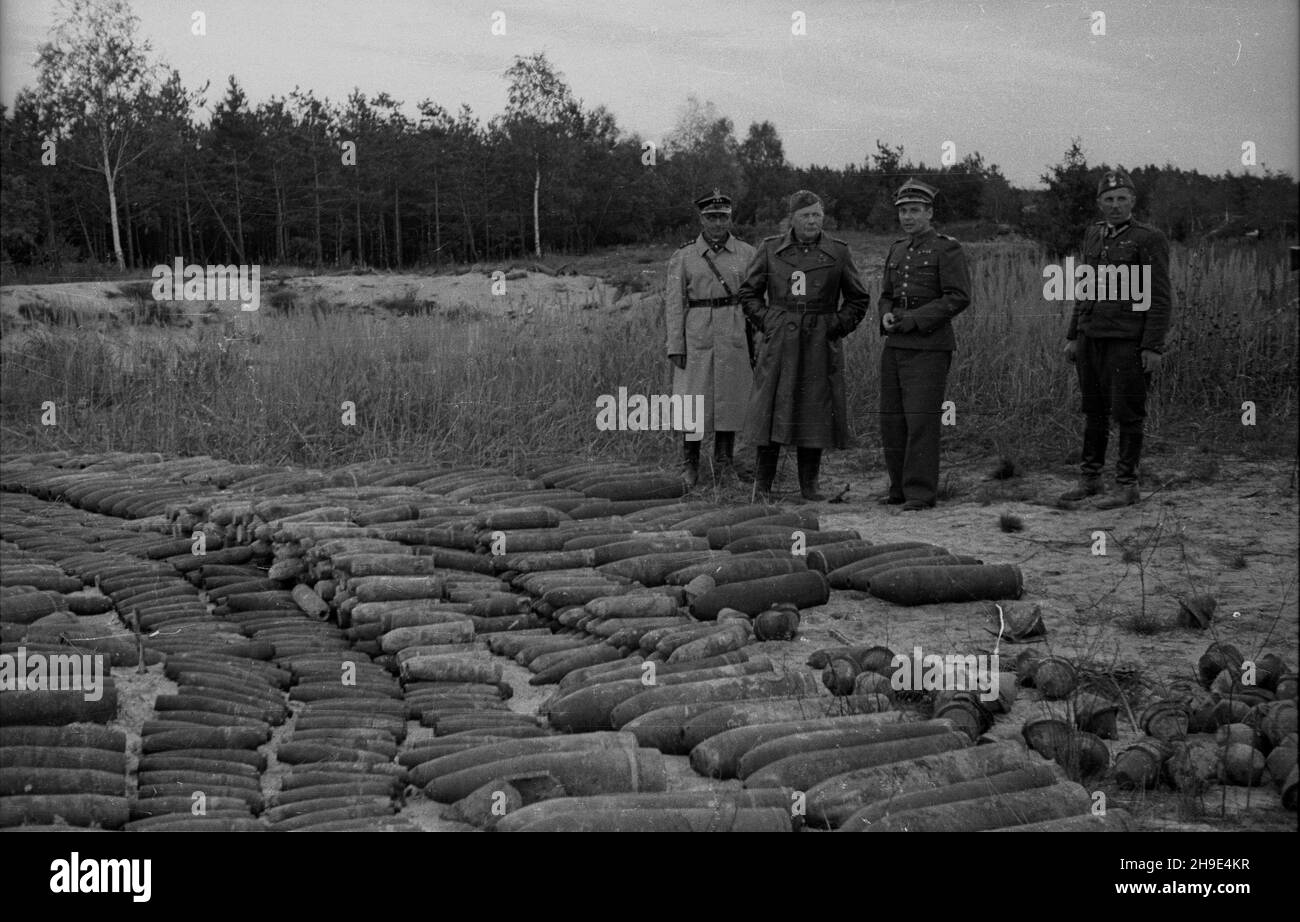 Polska, 1947-10-09. Pierwszy dzieñ niszczenia niewybuchów i niewypa³ów zwiezionych do lasu palmirowskiego przez ¿o³nierzy z 2 Pu³ku Saperów, pracuj¹cych przy odminowywaniu Warszawy. Nz. szef wojsk in¿ynieryjno-saperskich Wojska Polskiego gen. Jerzy Bordzi³owski (2L) i ¿o³nierze przy pociskach przygotowanych do wysadzenia. wb/gr  PAP      Poland, Oct. 9, 1947. The first day of the disposal of unexploded bombs that were brought to Palmiry Forest by soldiers of the 2nd sapper regiment. Pictured: commander of Polish sappers gen. Jerzy Brodzilowski (2nd left) and soldiers looking at shells prepared Stock Photo