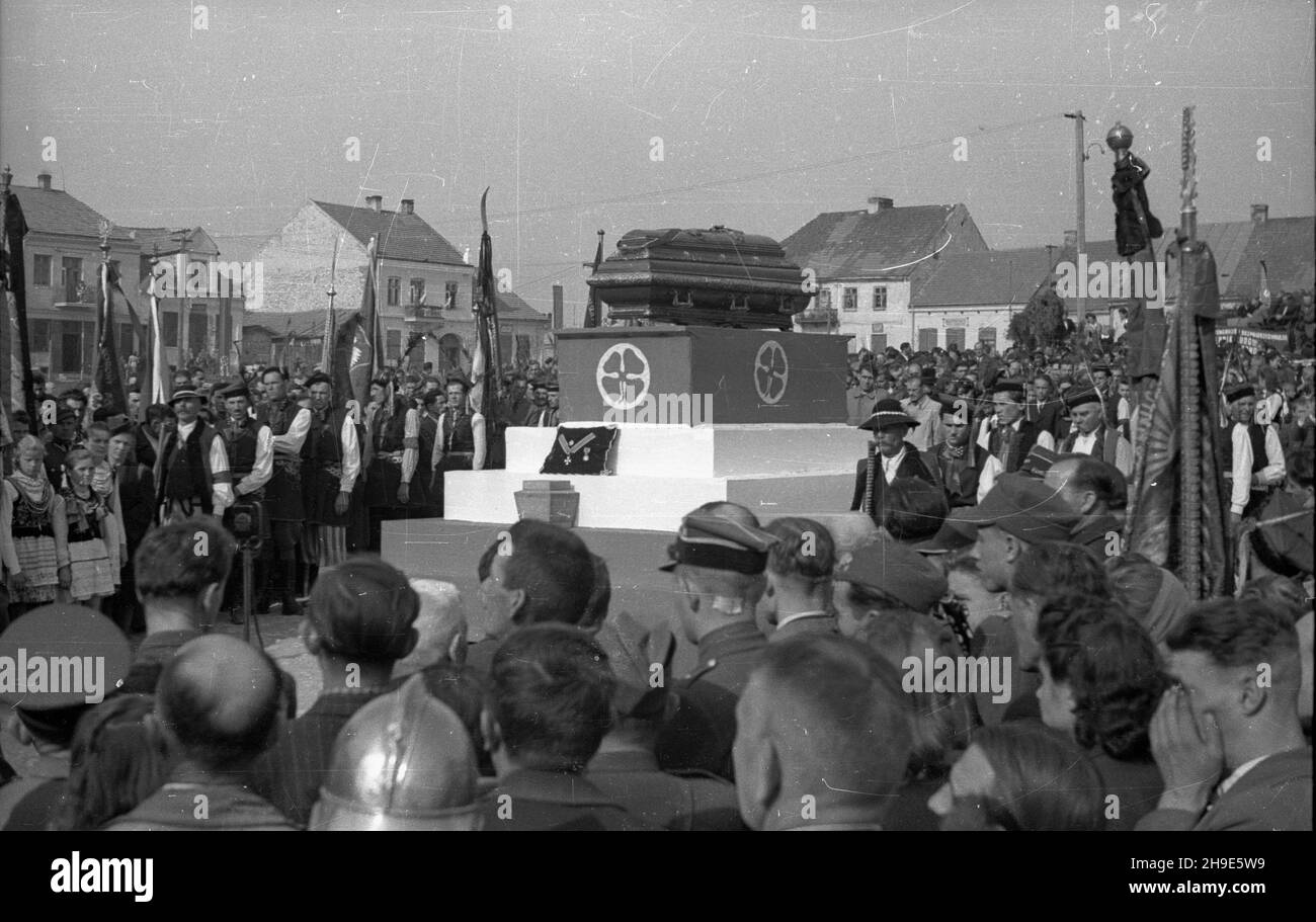 S³omniki, 1947-10-11. Uroczystoœci zwi¹zane z ekshumacj¹ zw³ok dzia³acza ludowego Tomasza Nocznickiego. Przewiezienie trumny ze S³omnik do Lipia ko³o Grójca i poœmiertna dekoracja Orderem Odrodzenia Polski I klasy. Nz. uroczystoœci na rynku.  wb/gr  PAP      Slomniki, Oct. 12, 1947. Ceremonies connected with the exhumation of the body of a peasant activist Tomasz Nocznicki. The coffin was transported from Slomiki to Lipie near Grojec and Nocznicki was posthumously decorated with the Polonia Restituta Order of the 1st class. Pictured: ceremonies on the marketplace.   wb/gr  PAP Stock Photo