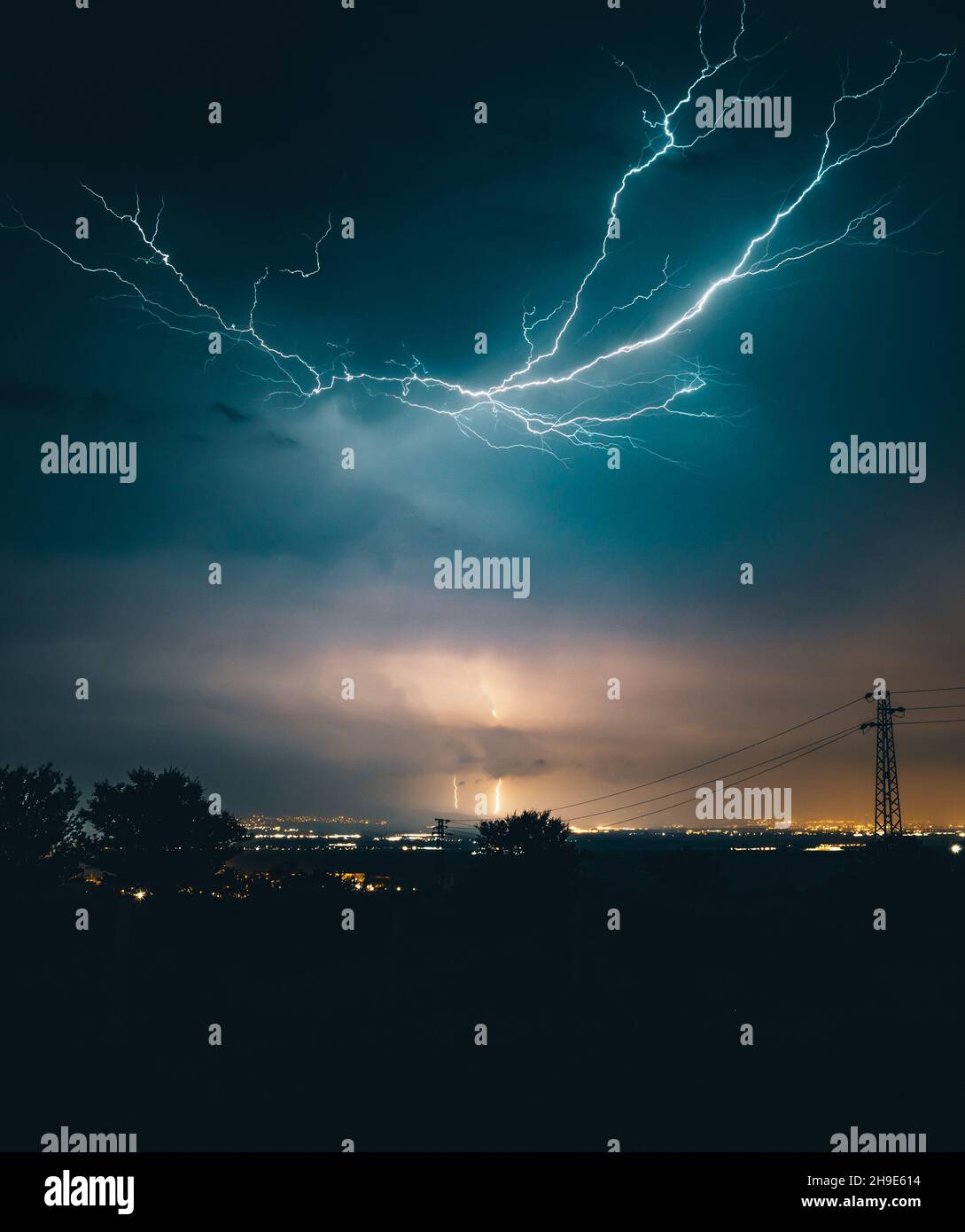 Lightning bolt striking down hi-res stock photography and images - Alamy