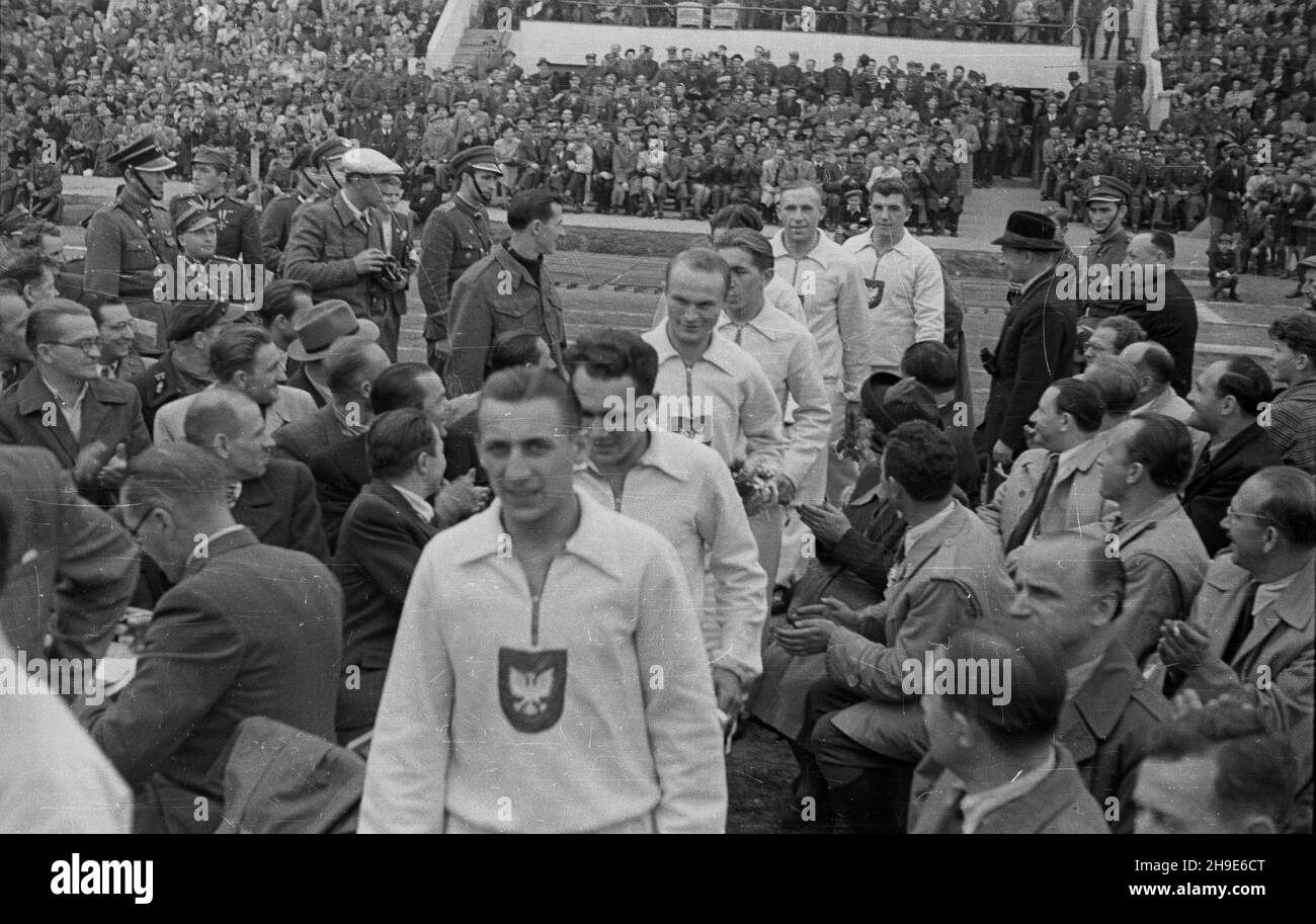 Warszawa, 1947-10-12. Miêdzypañstwowy mecz bokserski Polska-ZSRR (6:10) na stadionie Legii przy ulicy £azienkowskiej, który obserwowa³o ok. 25 tys. widzów. Nz. wyjœcie dru¿yny polskiej do prezentacji, w kolejnoœci id¹: Wawrzyniec Bazarnik, Aleksy Antkiewicz, Rademacher, Zygmunt Chych³a, Antoni Kolczyñski, Franciszek Szymura, W³adys³aw Niewadzi³. wb/gr  PAP      Warsaw, Oct. 12, 1947. A Poland-Soviet Union boxing match (6:10) held at the Legia stadium on Lazienkowska Street, with some 25 thousand spectators. Pictured: Polish team entering for presentation, Wawrzyniec Bazarnik, Aleksy Antkiewicz Stock Photo